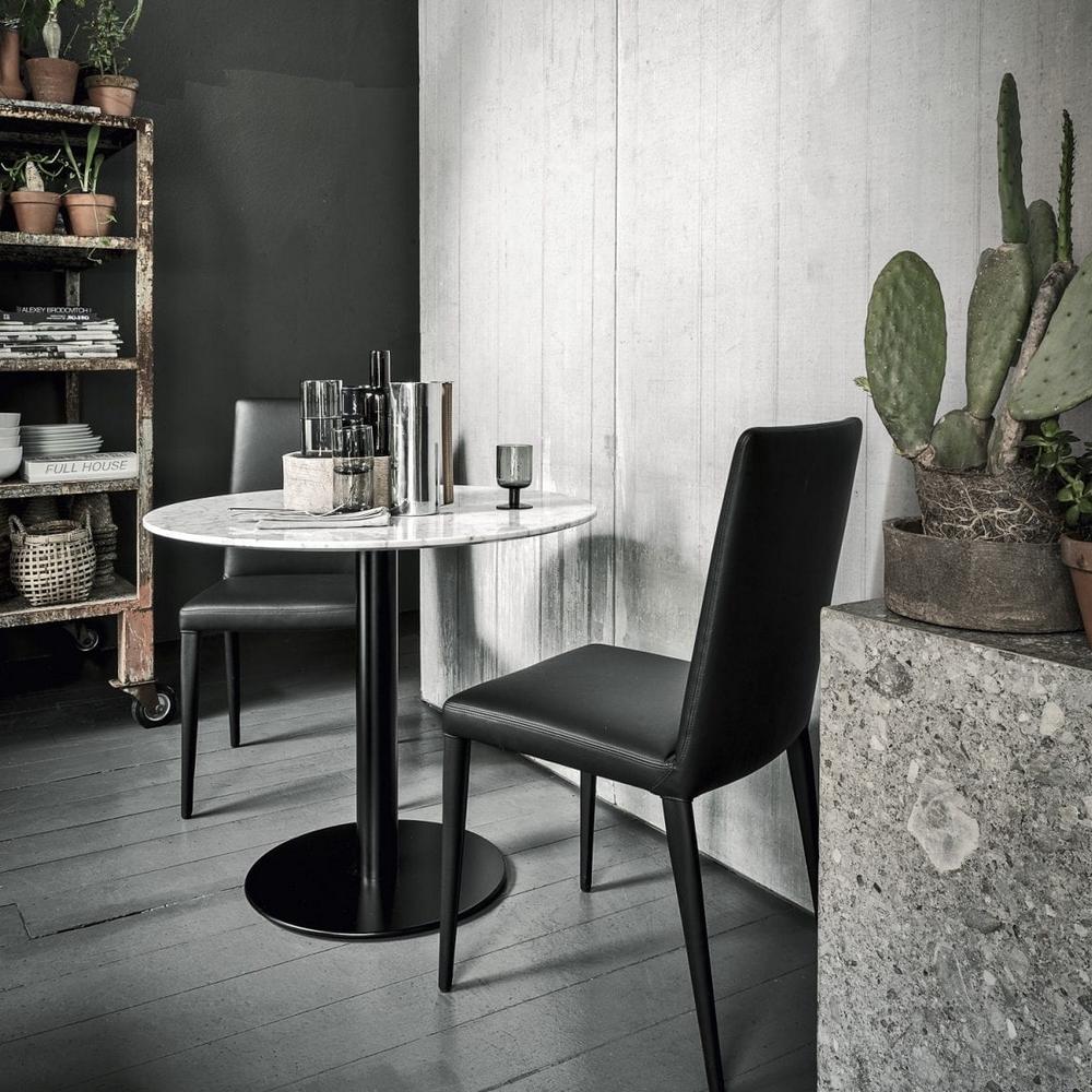 Moderne Ensemble de 2 chaises de salle à manger Bella en cuir noir, en stock à Los Angeles en vente
