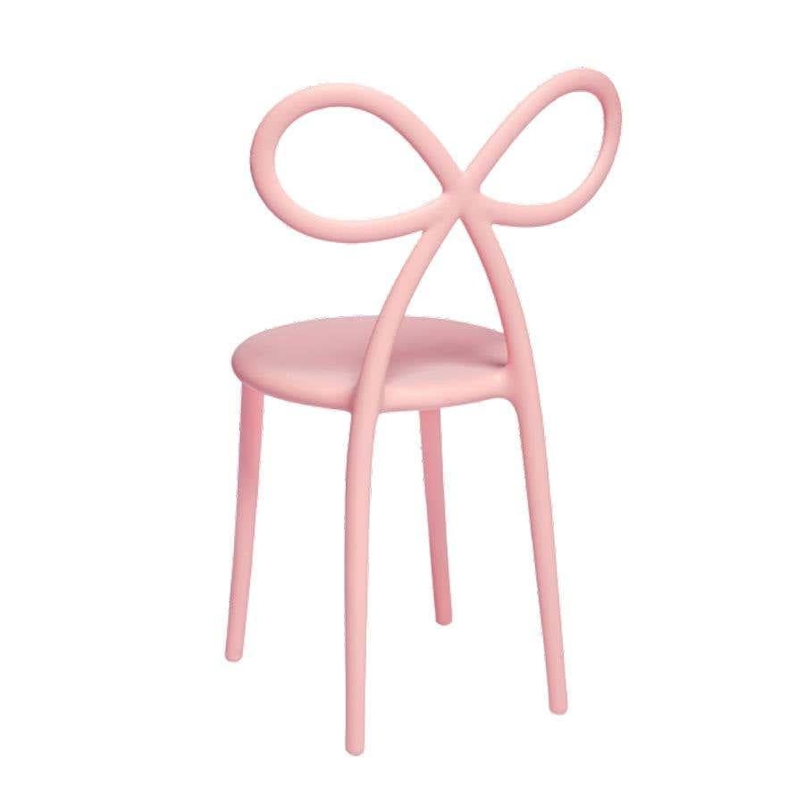 Set aus 2 Stühlen mit rosa Bändern, entworfen von Nika Zupanc (21. Jahrhundert und zeitgenössisch) im Angebot