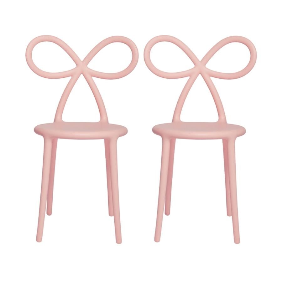 Set aus 2 Stühlen mit rosa Bändern, entworfen von Nika Zupanc (Kunststoff) im Angebot