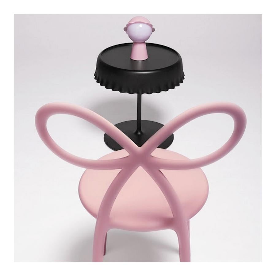 Set aus 2 Stühlen mit rosa Bändern, entworfen von Nika Zupanc (Italienisch) im Angebot