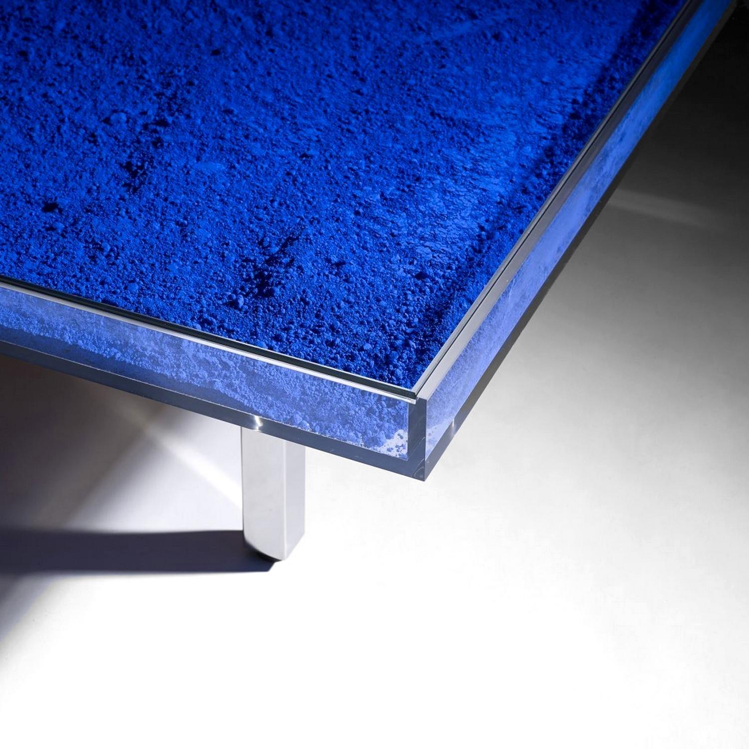 Set aus 2 Yves Klein Monopink & Blue IKB-Tischen (Moderne) im Angebot