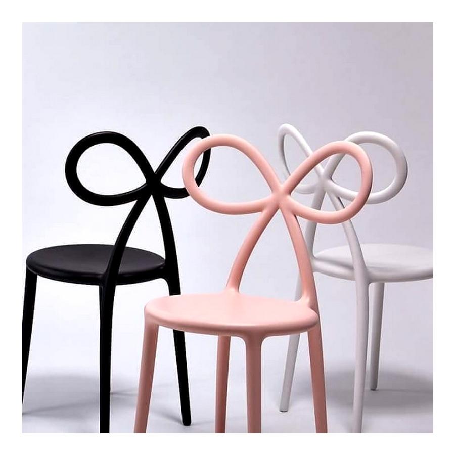 Moderne Ensemble de 4 chaises à rubans roses, conçues par Nika Zupanc en vente