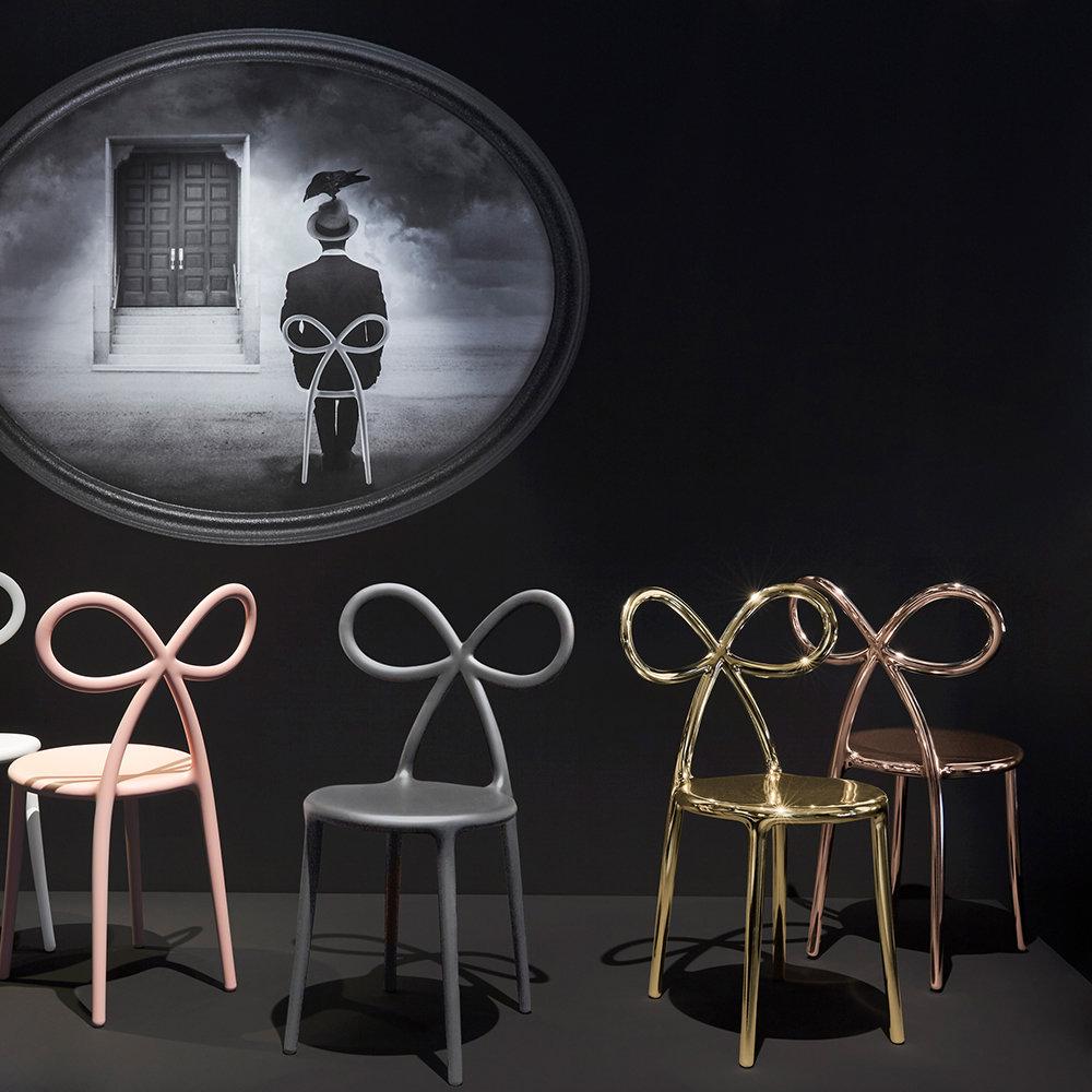 Satz von 4 Stühlen mit rosa Bändern, entworfen von Nika Zupanc im Angebot 1