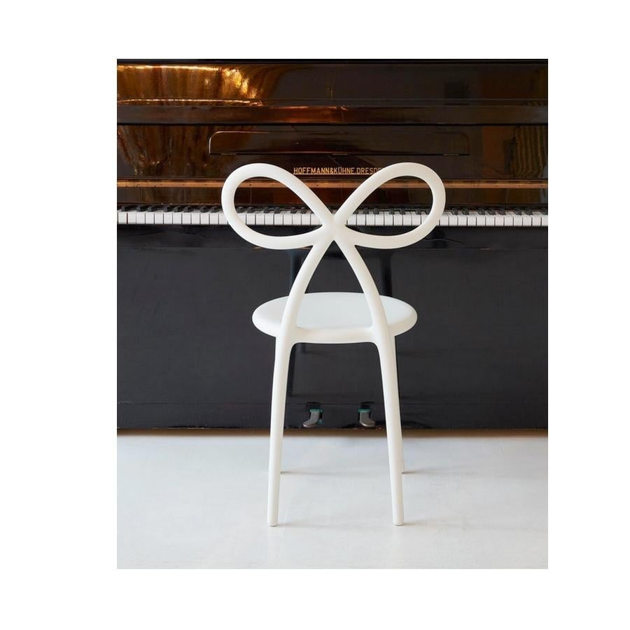 Moderne Ensemble de 4 chaises à rubans blancs, conçues par Nika Zupanc, fabriquées en Italie  en vente