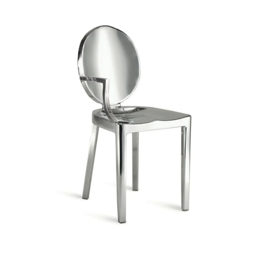 Set of 6 hand-polished, aluminum dining chairs (includes 2 one-armchairs and 4 chairs)
Starck first designed the Kong chair for the Chinese restaurant Kong in Paris. The one armed chair was intended to make it easy and graceful for the super model