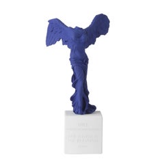 Grande statue grecque ailée en bleu, en stock à Los Angeles