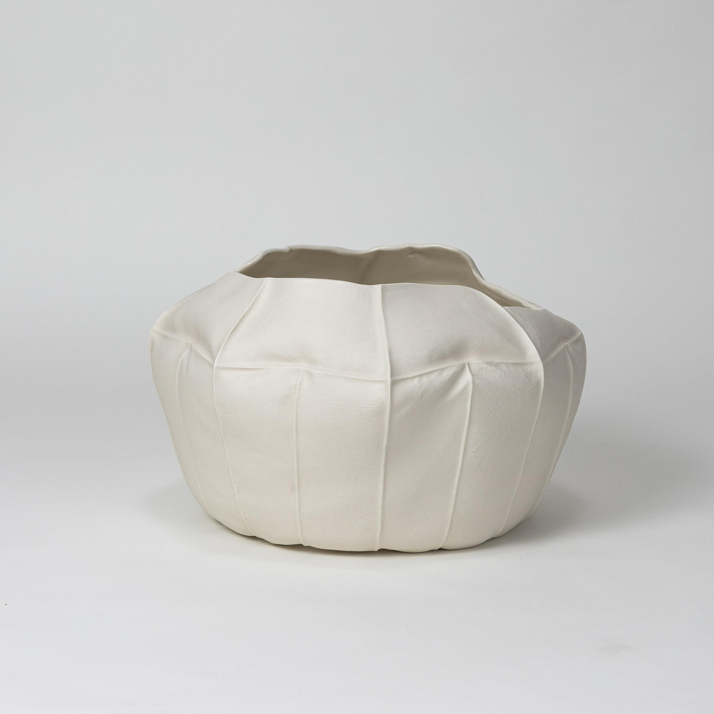 Auf Lager, großes Kawa-Keramikgefäß 2.1, Organisch, Weiß, taktil, Porzellan  (Moderne)