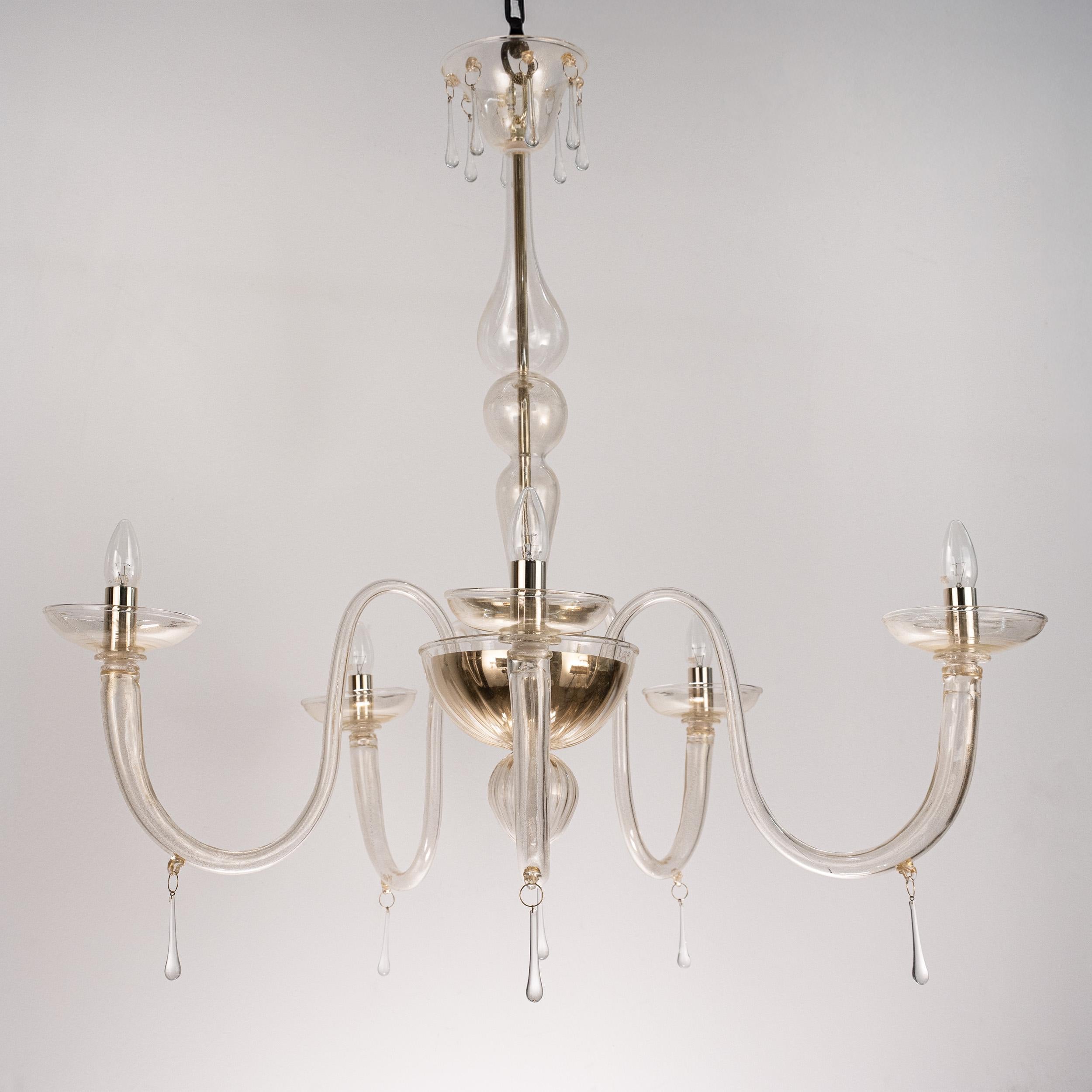 Unique Murano Clear and gold glass chandelier 5 lights, Vintage Made in Italy in stock.
Chaque détail est enrichi d'or véritable, incrusté dans le verre lors de la phase de soufflage.
Condit : pratiquement en parfait état et jamais utilisé : pas de