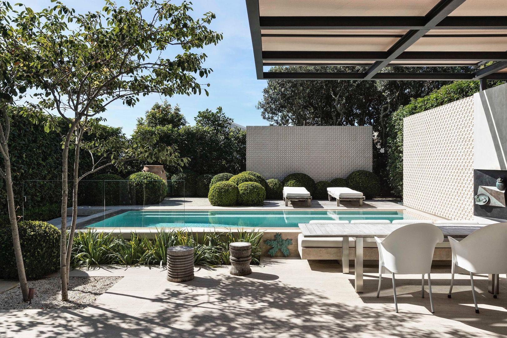 At its beginning, lord yo was simply a polypropylene easychair with an aluminum structure, now it’s an icon. Recognized and recognizable anywhere and by anyone. it took philippe starck to carry out such an extraordinary stunt, built with soft curves
