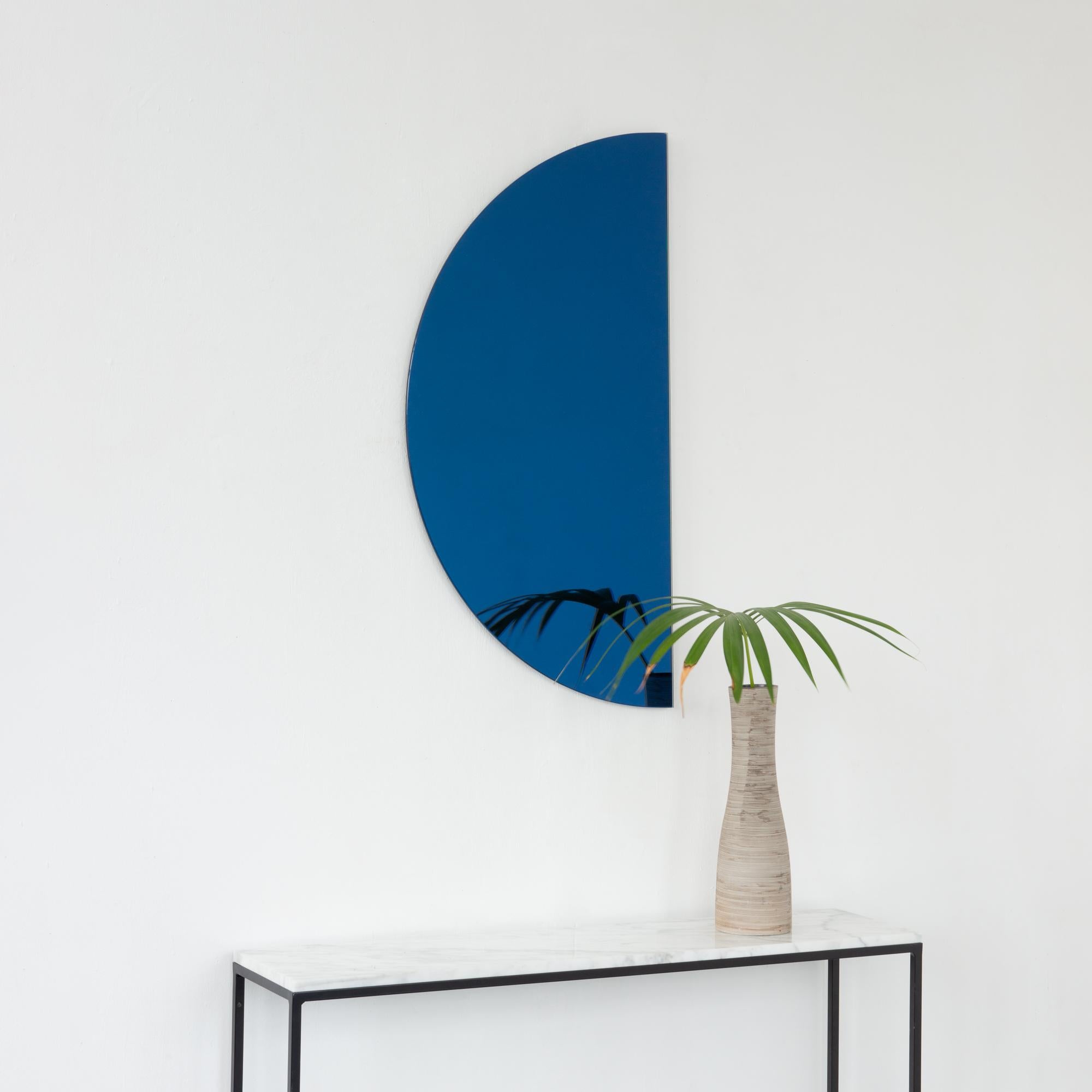 Organico moderno In magazzino Luna Half-Moon Blue, specchio semicircolare contemporaneo senza cornice, grande in vendita