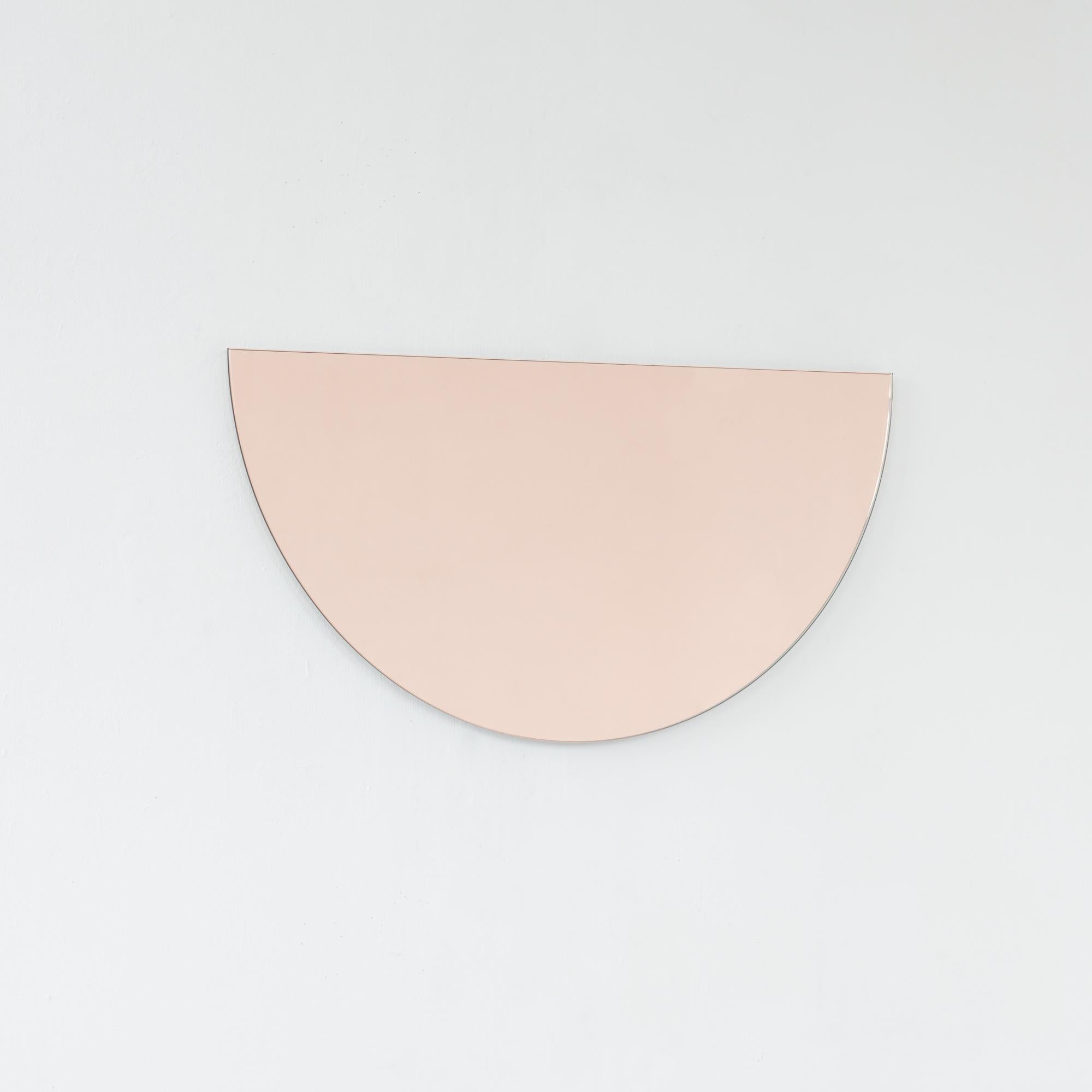 Organico moderno In magazzino Luna Half-Moon Rose Gold Specchio senza cornice effetto fluttuante, medio in vendita