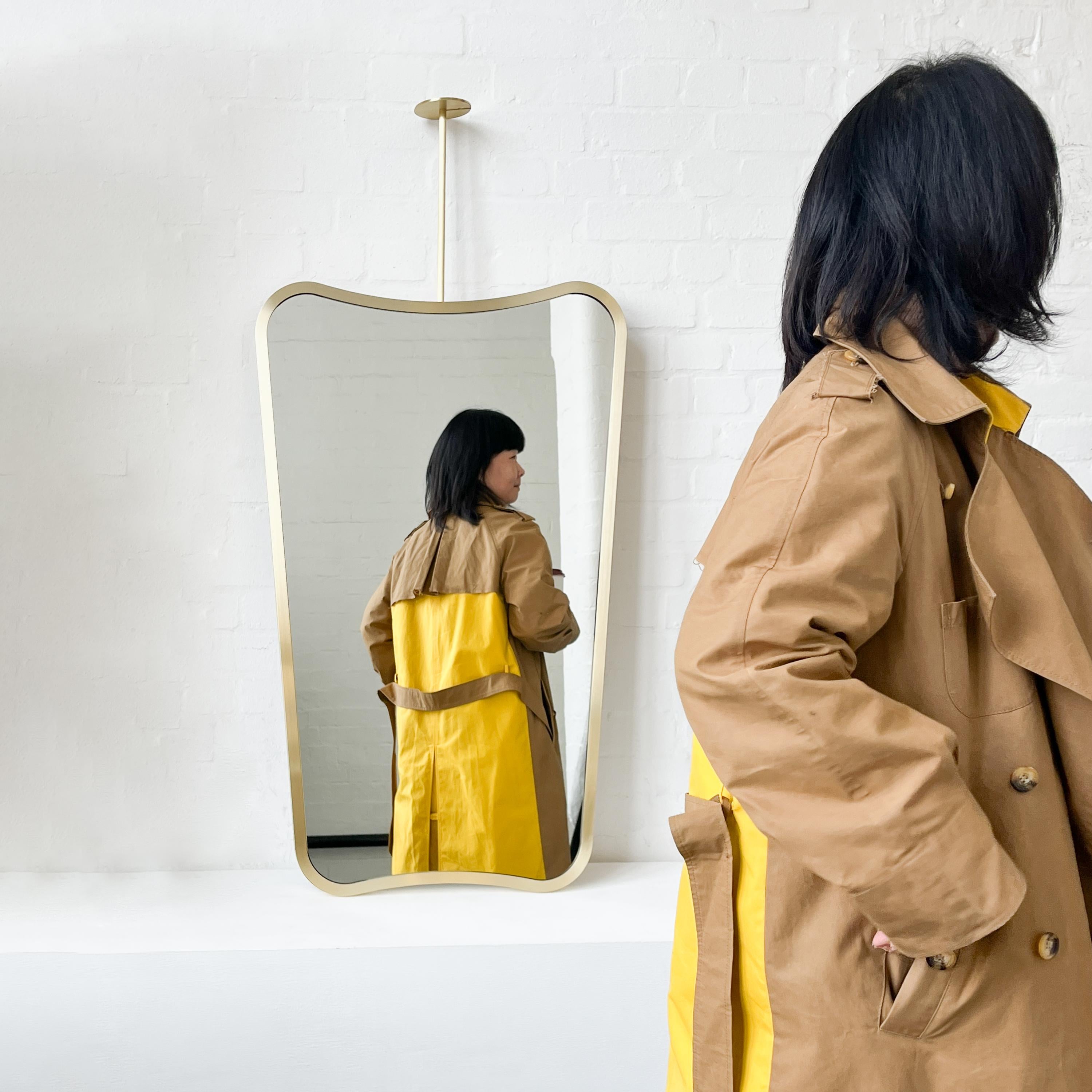 Elegant miroir suspendu au plafond de style mid-century avec un cadre complet en laiton massif de haute qualité fabriqué à la main, inspiré par le célèbre travail du designer italien Gio Ponti. Les détails et la finition, y compris les vis