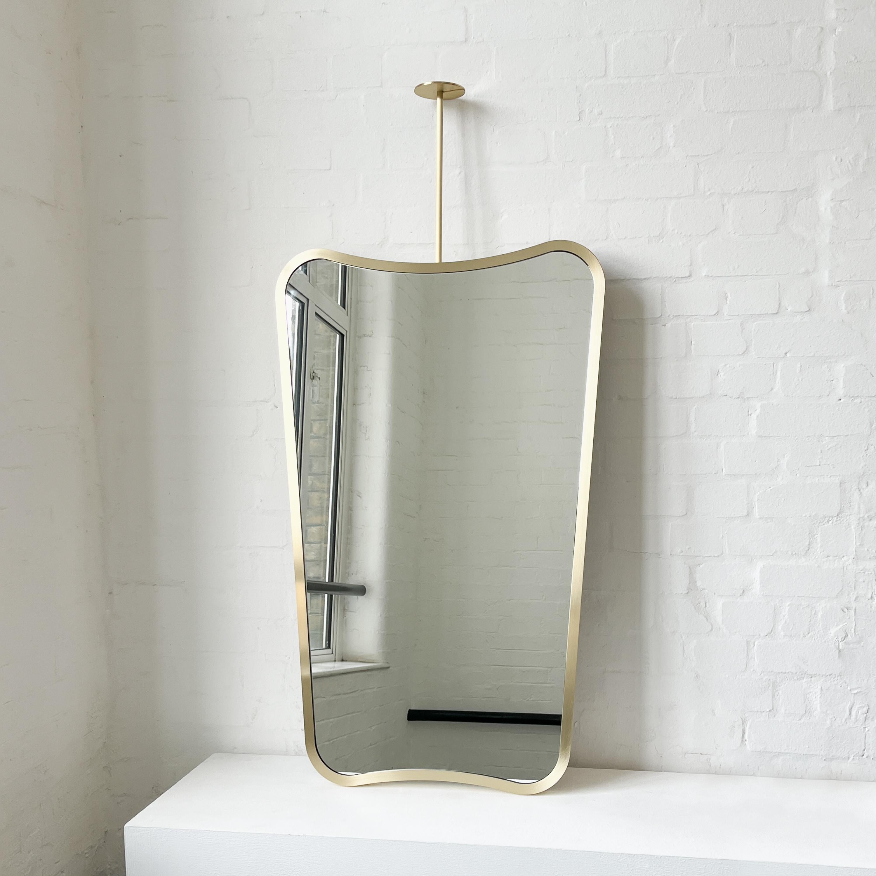 Art déco En stock Miroir suspendu au plafond, style Mid-century, cadre en laiton, Vintage By en vente