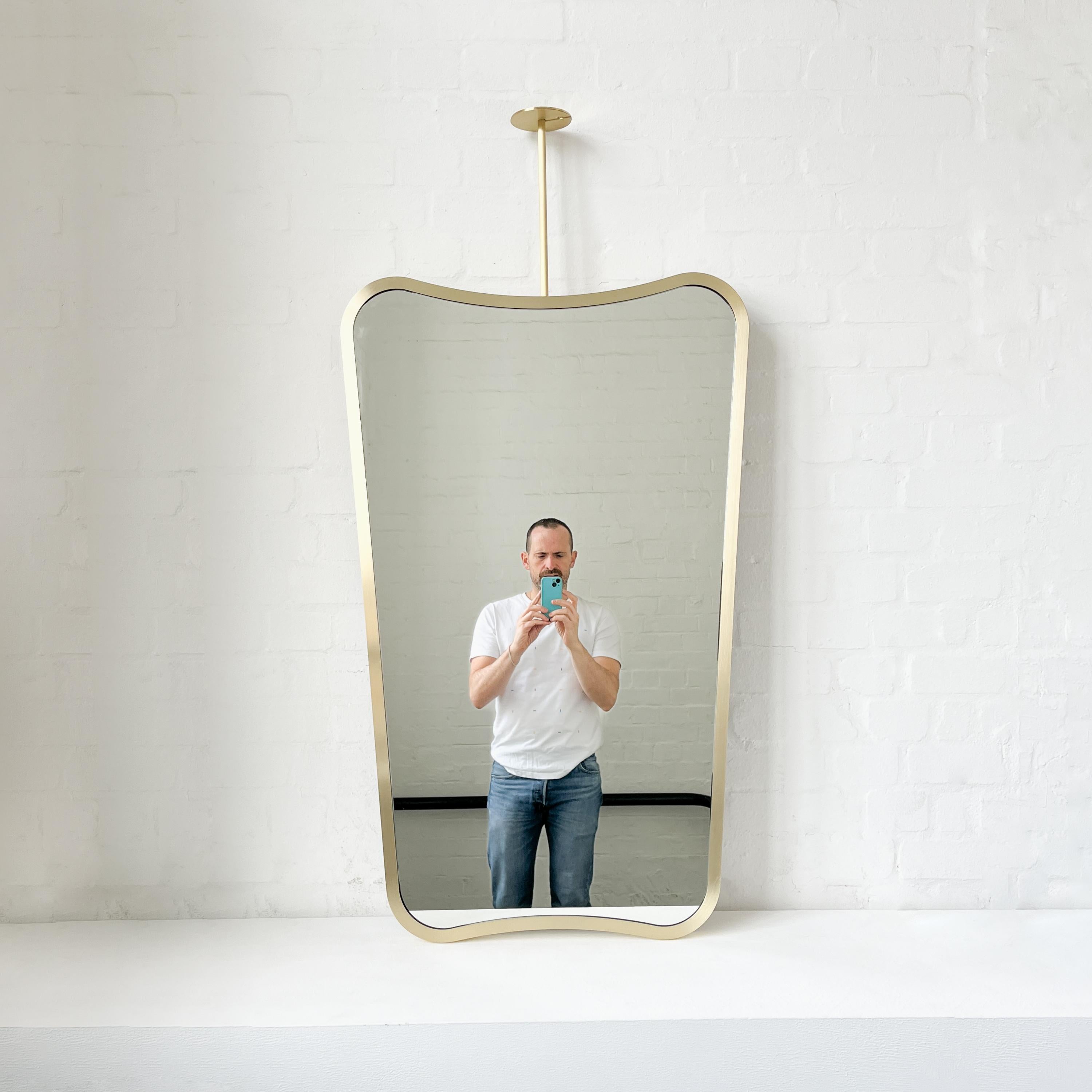Brossé En stock Miroir suspendu au plafond, style Mid-century, cadre en laiton, Vintage By en vente