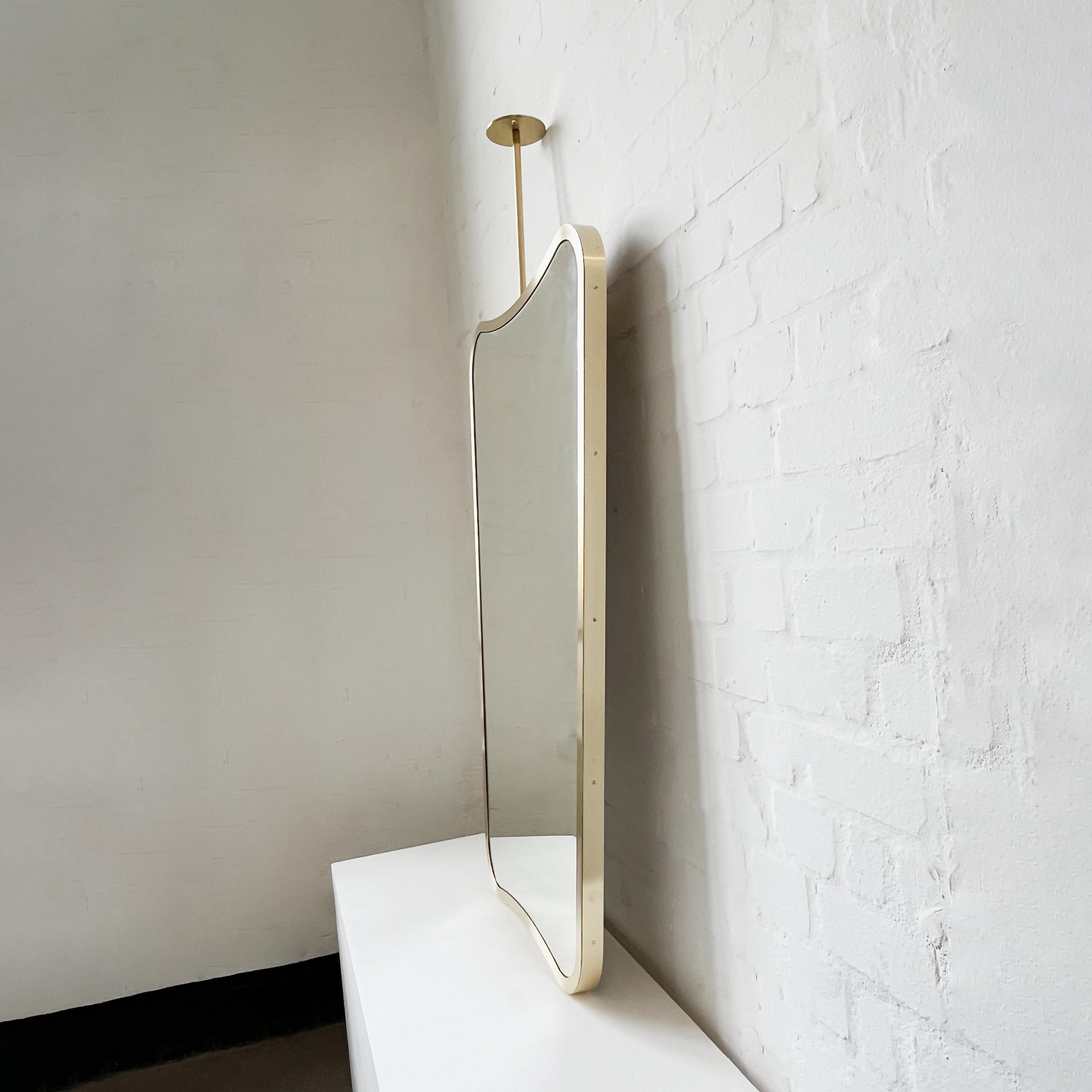 En stock Miroir suspendu au plafond, style Mid-century, cadre en laiton, Vintage By Neuf - En vente à London, GB