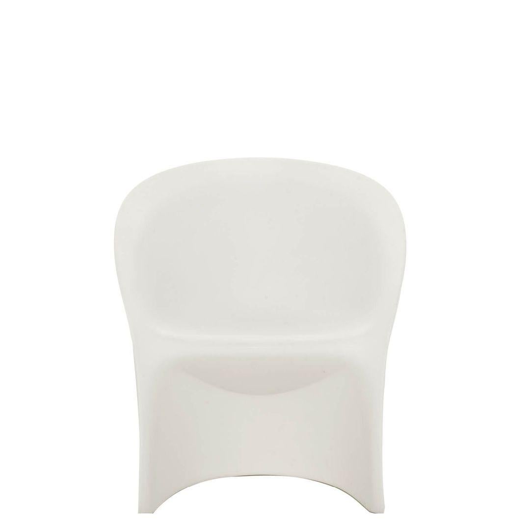 Ce fauteuil présente une silhouette étonnamment unique, à l'aspect sophistiqué et voilé, qui incarne à la fois le mystère et le raffinement. La forme enveloppante de la chaise est complétée par des matériaux de haute qualité et une fabrication