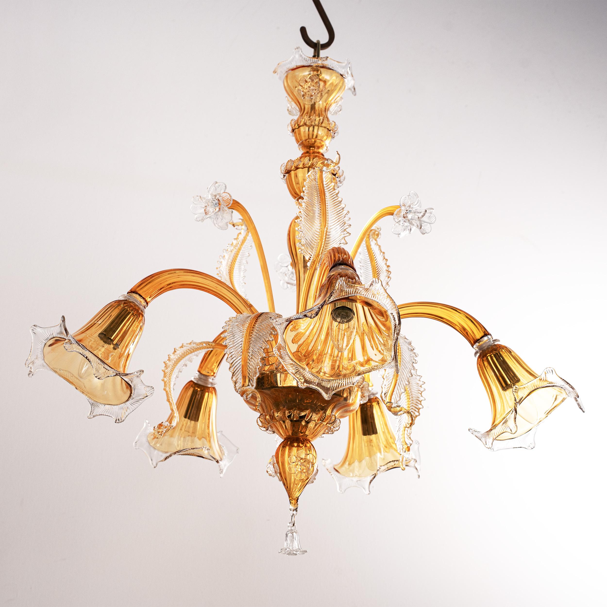 Lampadario a 5 luci in vetro ambrato e trasparente di Murano, Vintage Made in Italy in stock
Condizioni: condizioni praticamente perfette e mai usate: nessun graffio pesante, nessun difetto, nessuna crepa, nessuna parte mancante.
 
Tipo: Lampadario