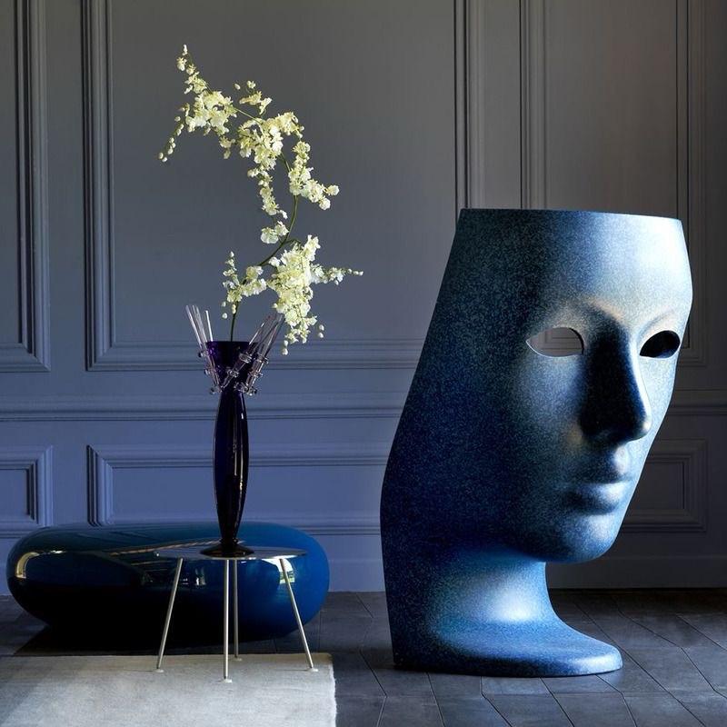 Fabio utilise le design de meubles pour raconter des histoires intenses et fascinantes dans lesquelles le protagoniste est souvent la figure humaine. Cette figure humaine est capable de devenir abstraite et universelle, capable de proposer une
