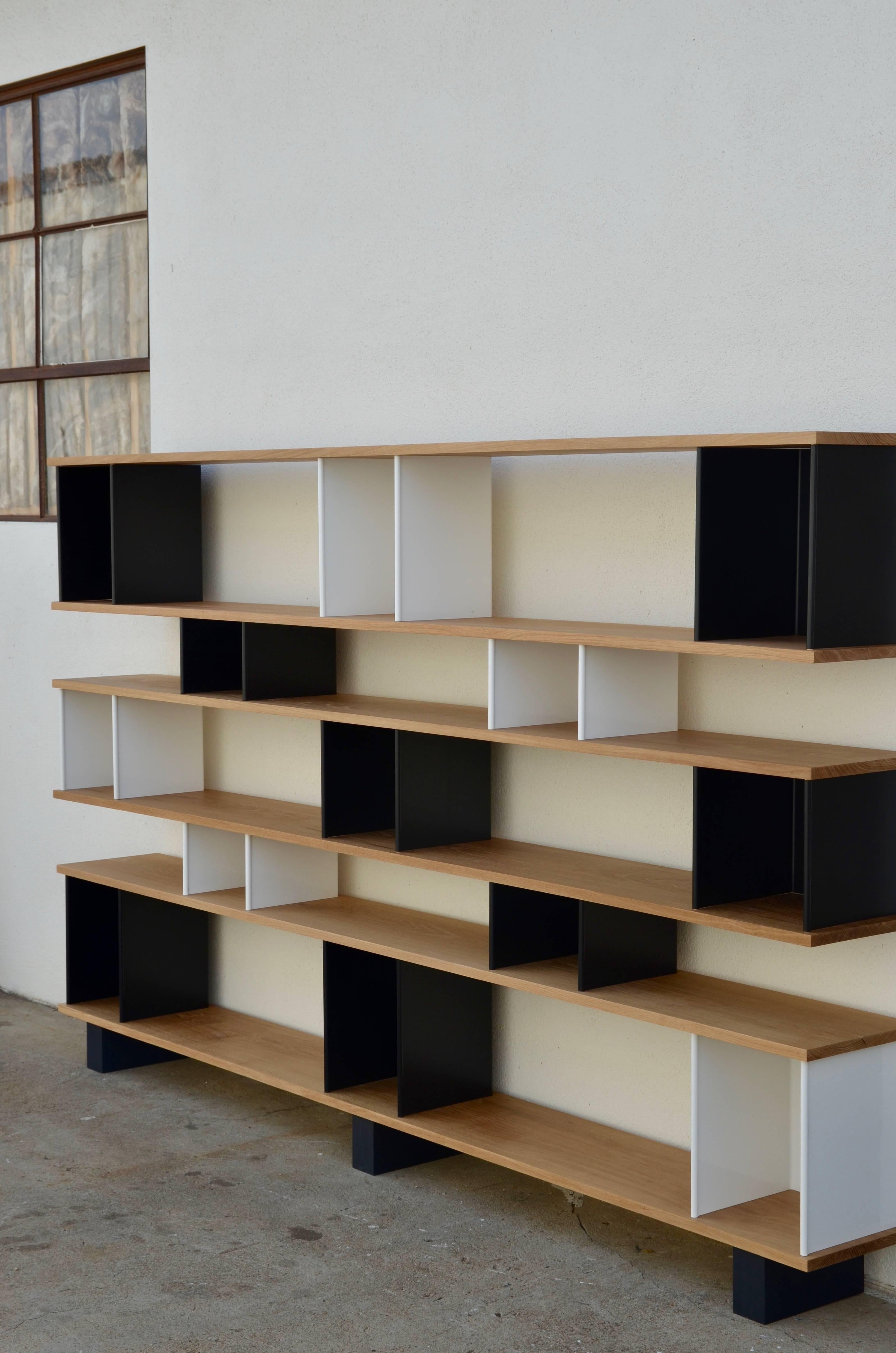 Vorrätiges Regal 'Horizontale' in Eiche, Schwarz und Weiß von Design Frères (Französisch) im Angebot