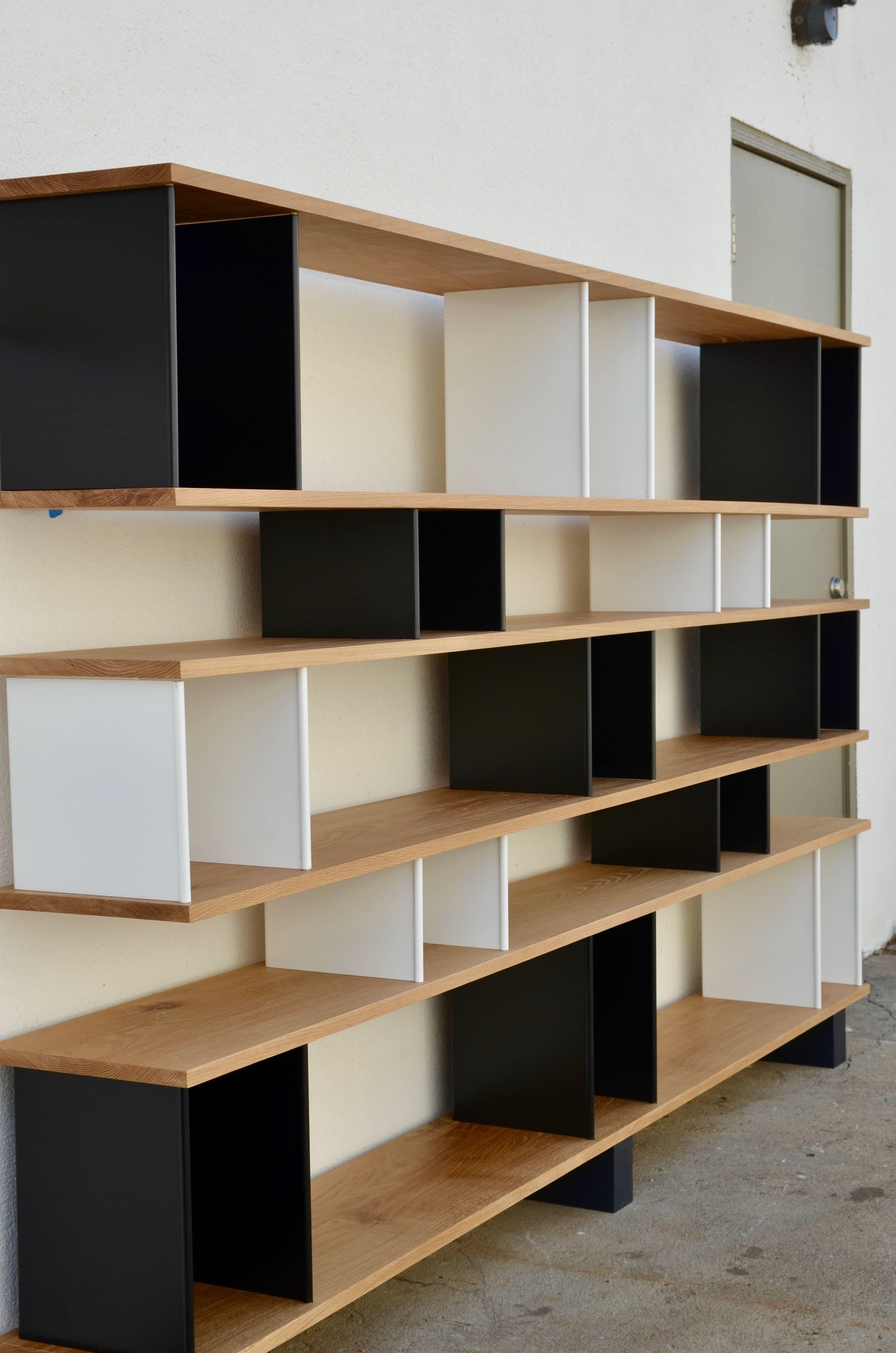 Vorrätiges Regal 'Horizontale' in Eiche, Schwarz und Weiß von Design Frères (Gemalt) im Angebot
