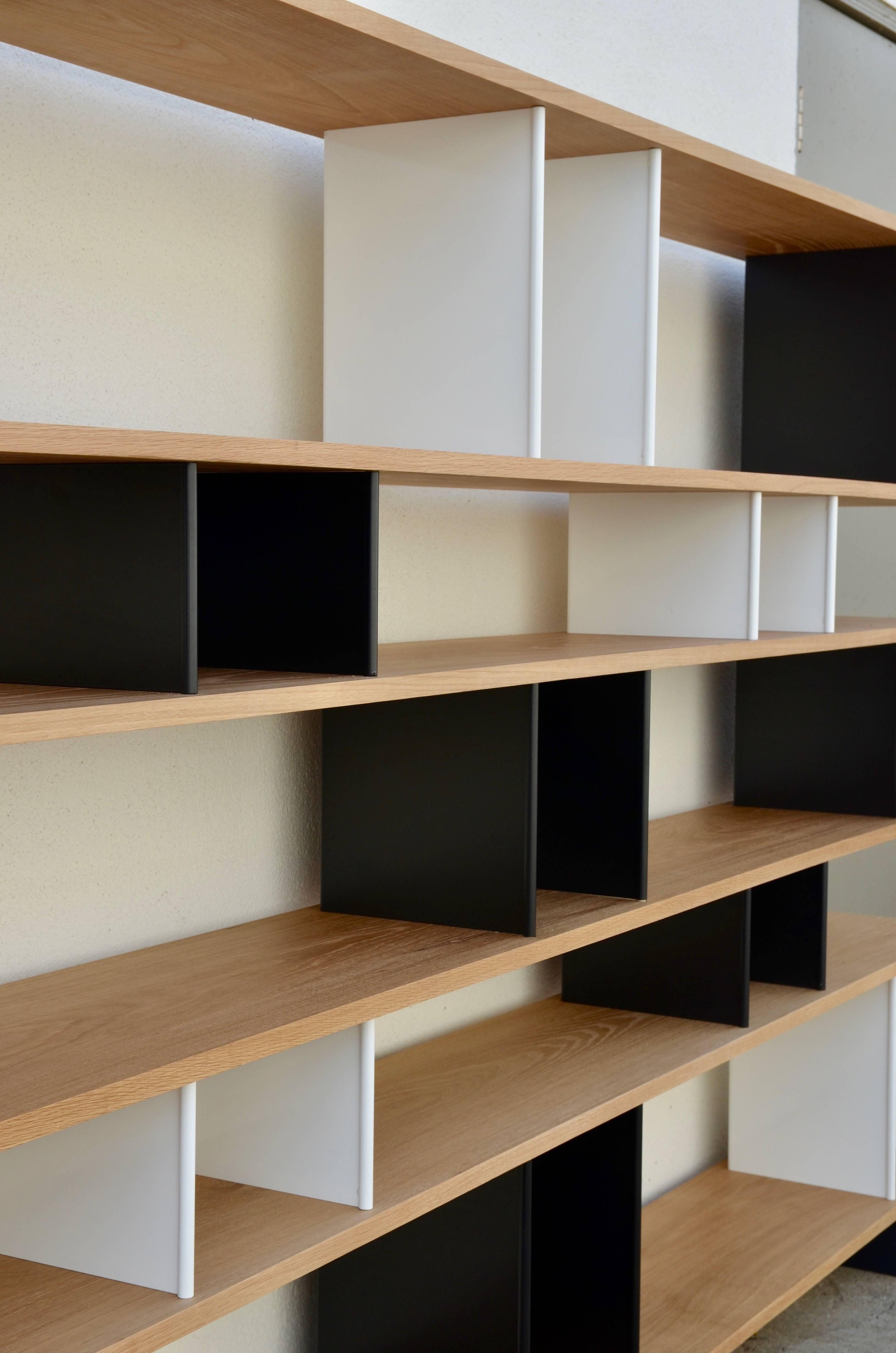 Vorrätiges Regal 'Horizontale' in Eiche, Schwarz und Weiß von Design Frères im Zustand „Neu“ im Angebot in Los Angeles, CA