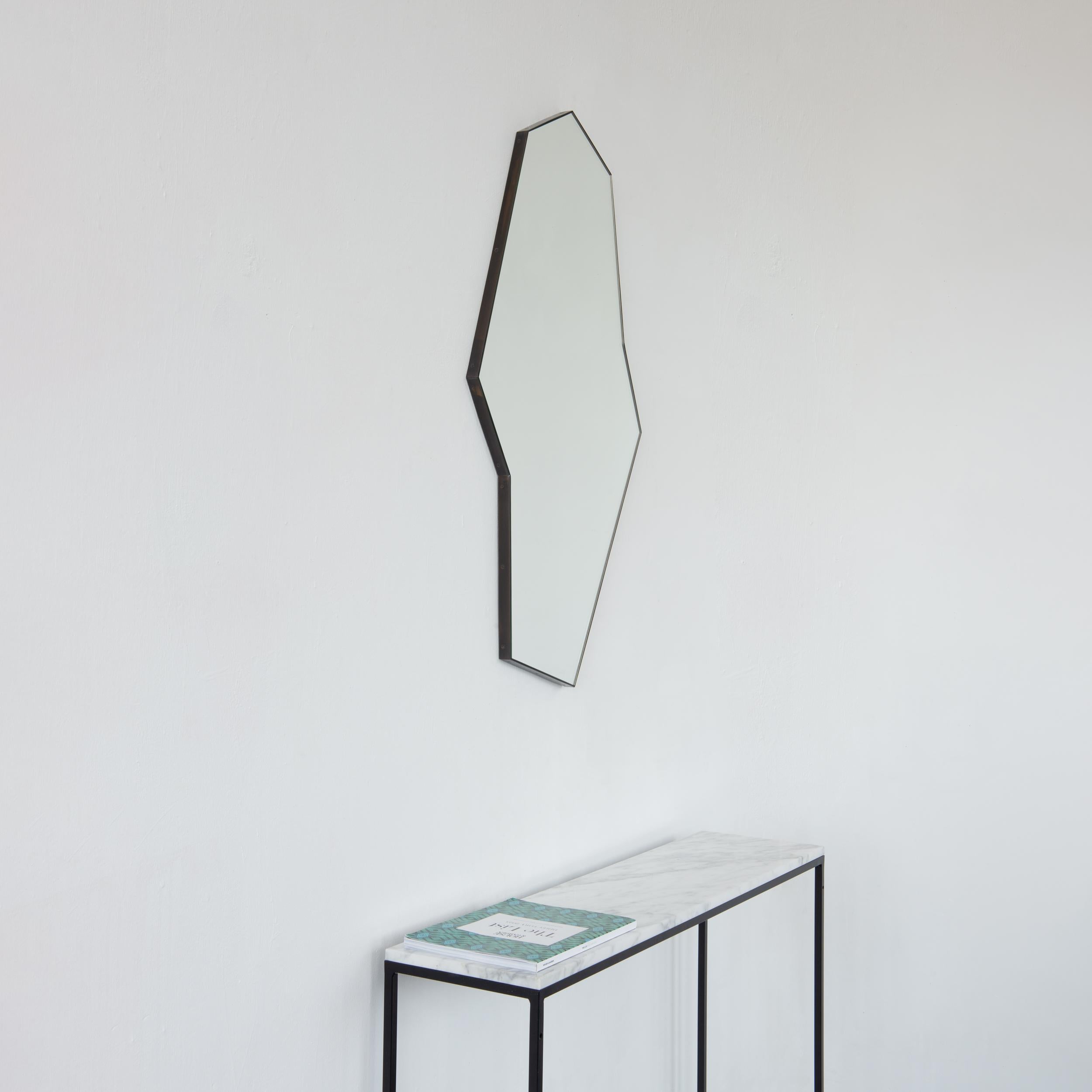 Inspirada en los artistas del Art Déco que utilizaban formas geométricas para crear un aspecto futurista, esta nueva incorporación a nuestra colección de espejos orgánicos de formas irregulares destaca por sus líneas rectas y modernas. Diseñado y