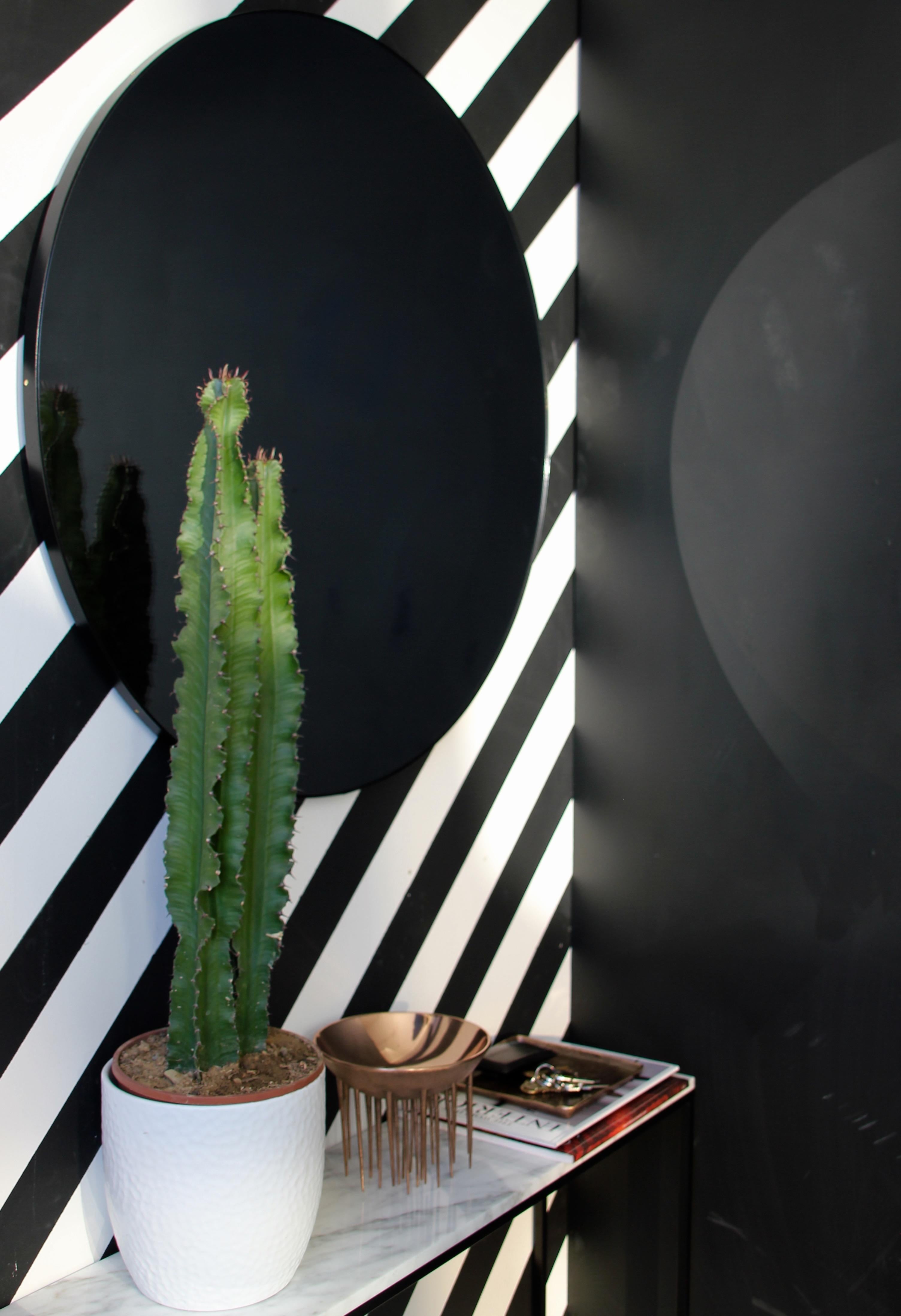 XXIe siècle et contemporain En stock Orbis Black Tinted Modern Round Mirror with Black Frame, Regular en vente