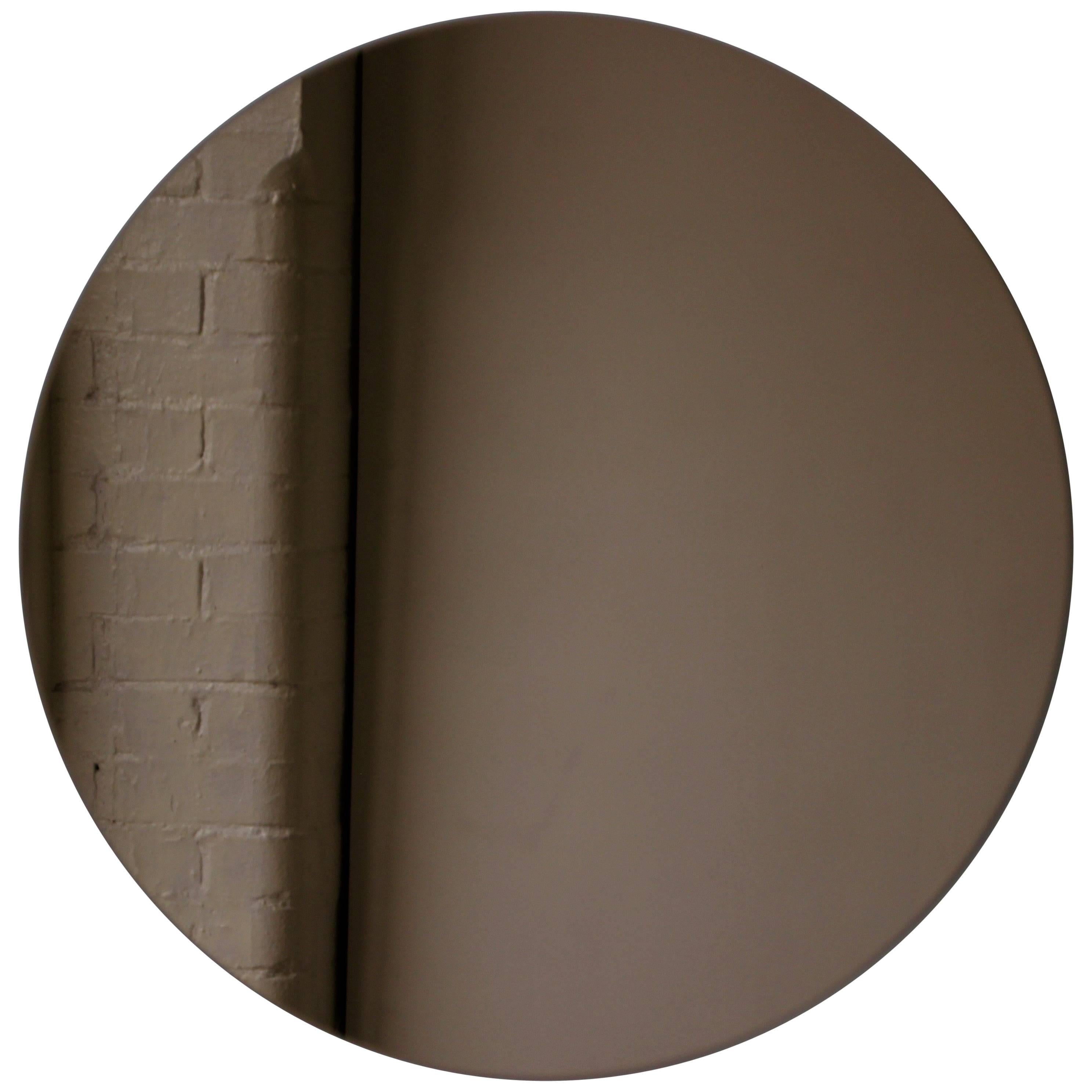 Cet article est disponible en stock et peut être emballé et expédié dans les 5 jours ouvrables suivant la confirmation de la commande.

Miroir rond sans cadre Orbis™ minimaliste teinté bronze avec un effet flottant. Un design de qualité qui garantit