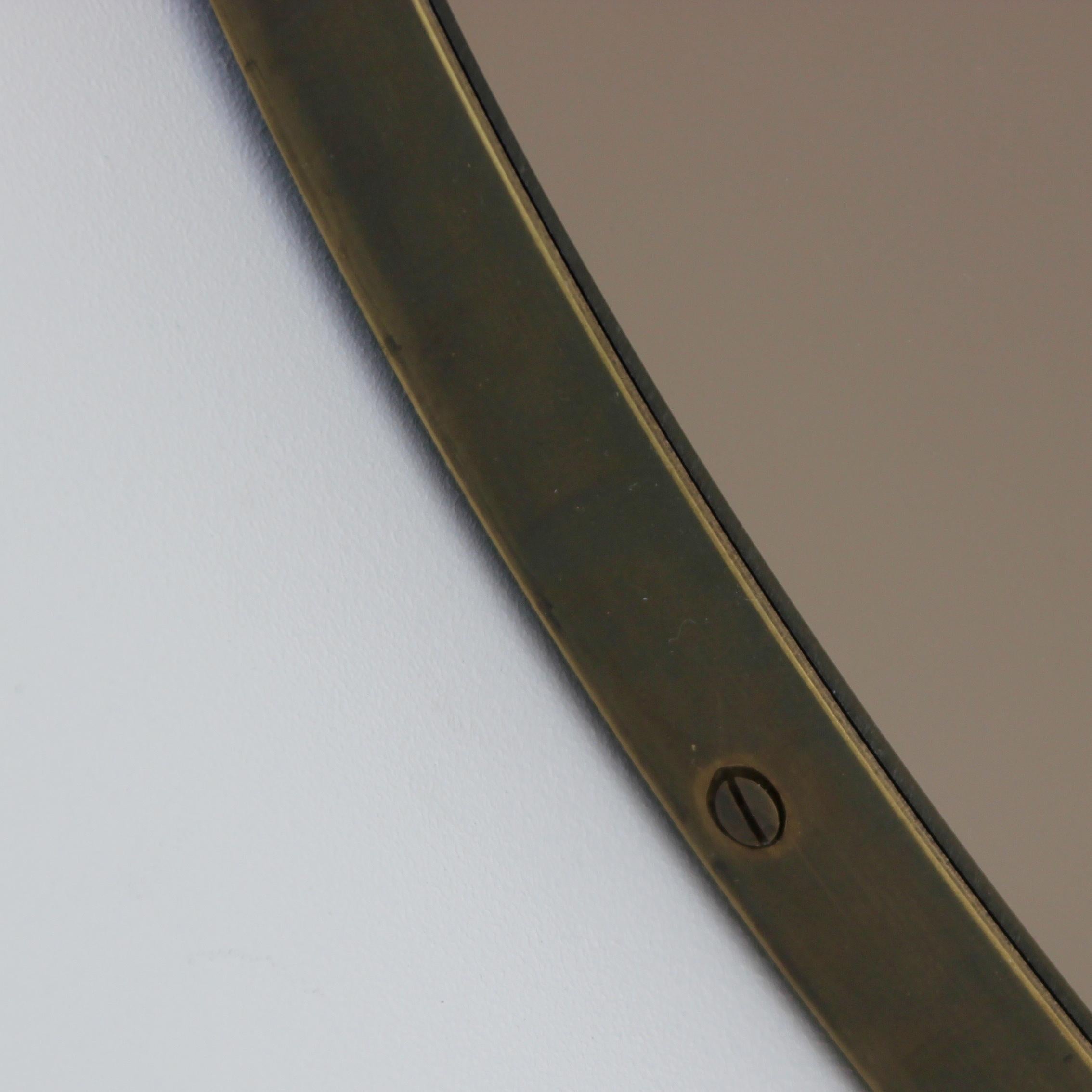 Vorrätig Orbis Bronze getönter runder Spiegel mit bronzefarbenem Patinarahmen, Regular im Zustand „Neu“ im Angebot in London, GB