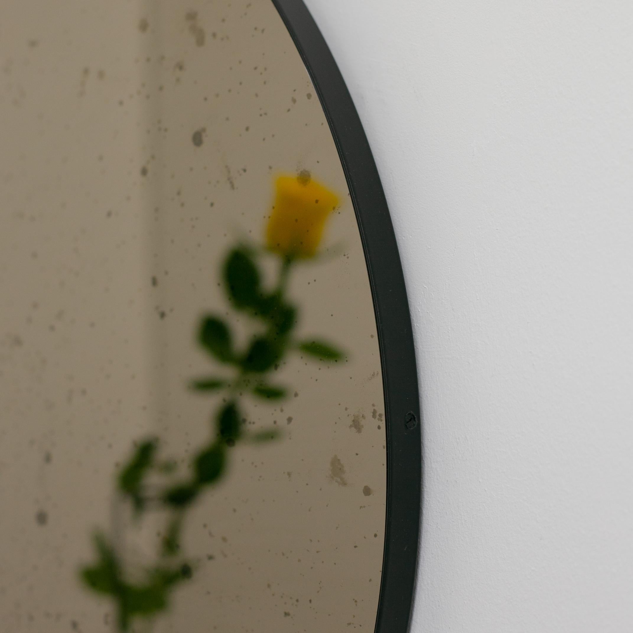 Vorrätig, Orbis Runder bronzefarbener antikisierter modernistischer Spiegel mit schwarzem Rahmen, Medium (Britisch) im Angebot