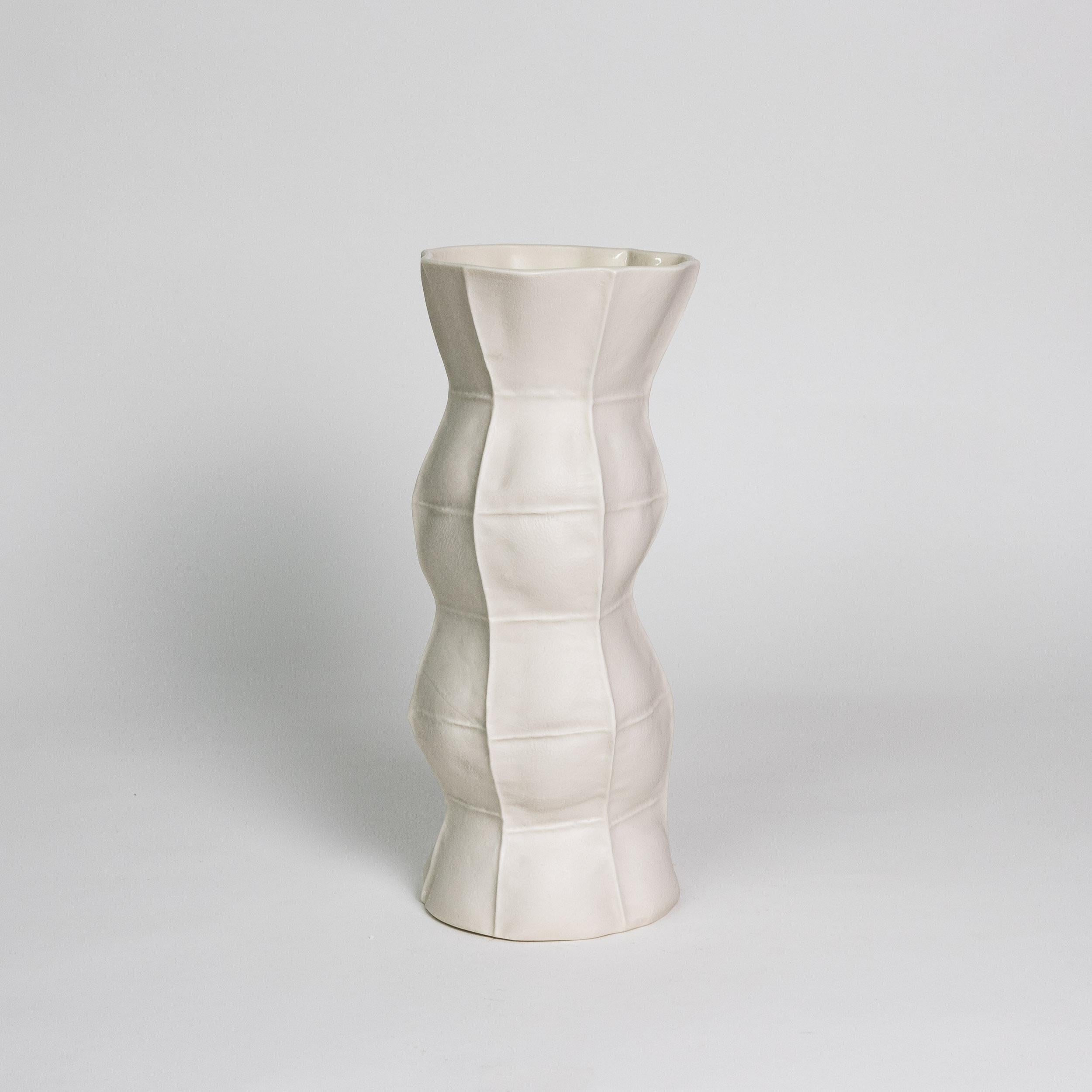 Kawa Vase Zigzag

Jarrón de cerámica blanca orgánica con superficie exterior de porcelana cruda texturizada e interior esmaltado transparente. Como resultado del proceso de producción, cada pieza es única.

Los jarrones son herméticos y retienen el