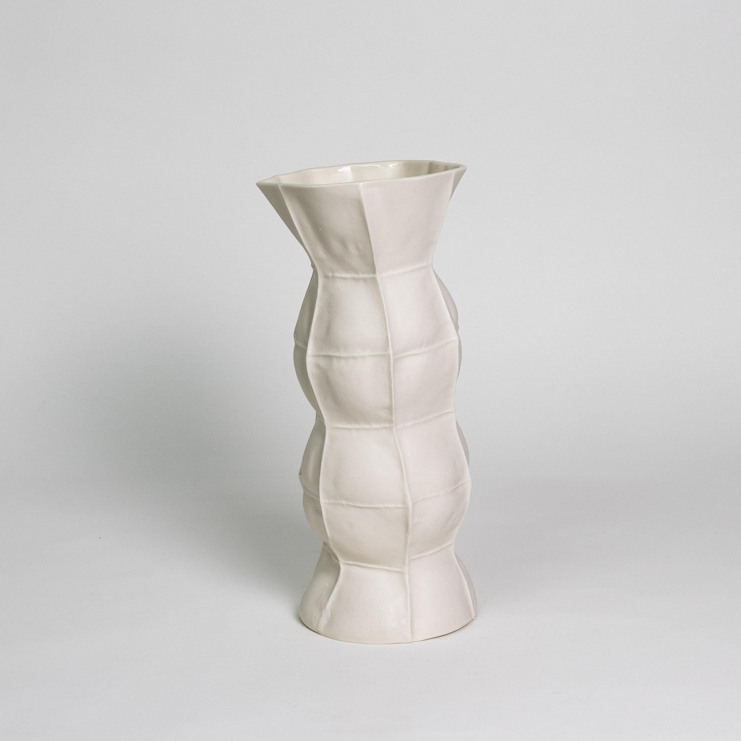 En stock, Jarrón de porcelana blanca orgánica, Kawa Vase Zigzag, Arte escultórico en cerámica Moderno en venta