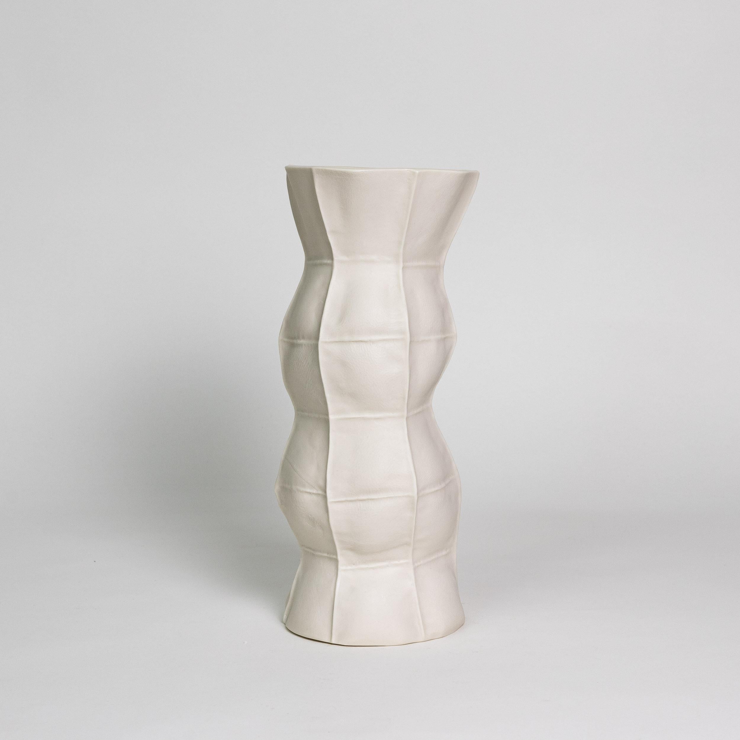 En stock, Jarrón de porcelana blanca orgánica, Kawa Vase Zigzag, Arte escultórico en cerámica Estadounidense en venta