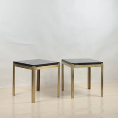 Paire de tables d'appoint 'Caisson' en laque noire et laiton par Design Frères en stock
