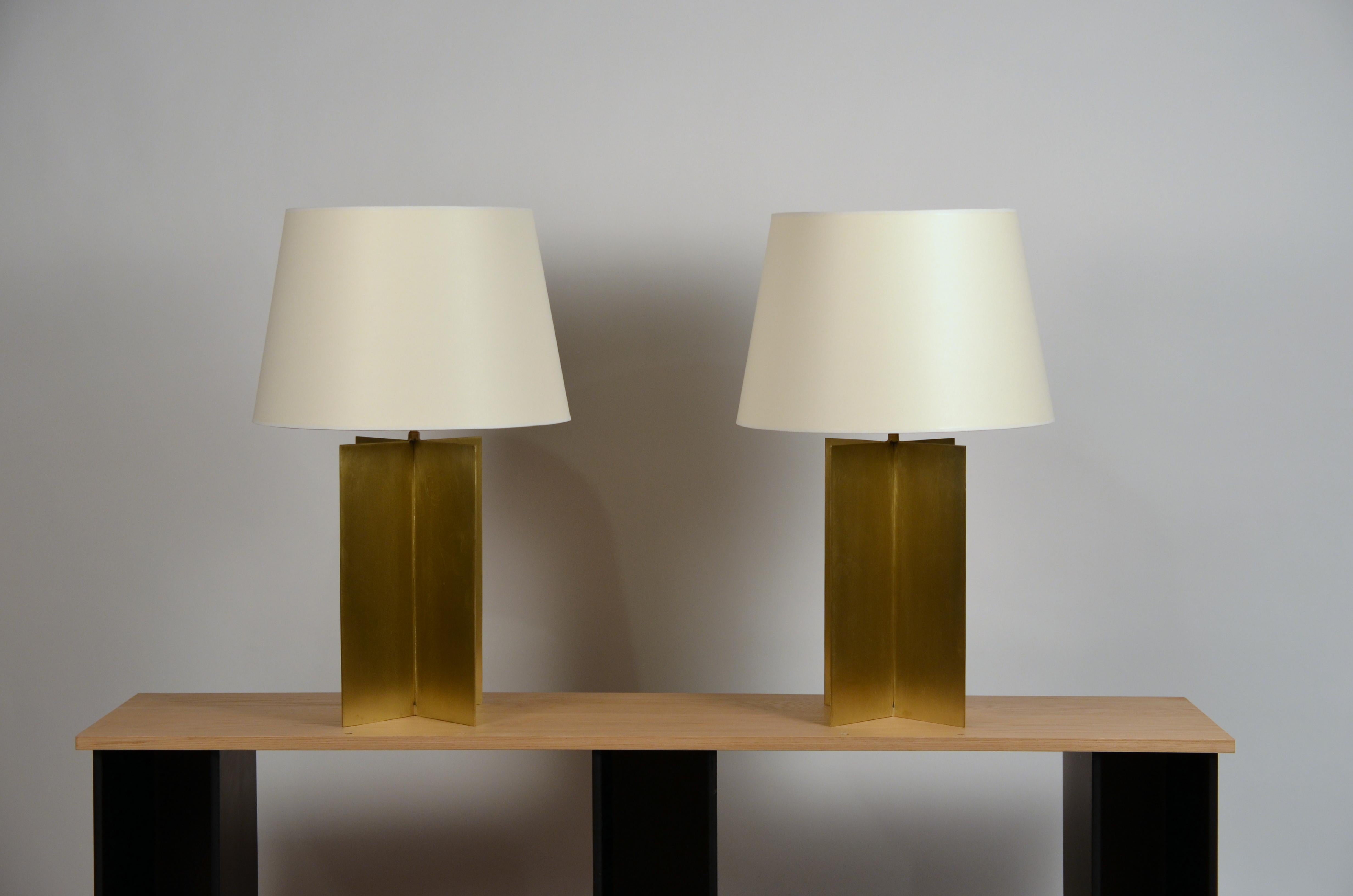 Paire de lampes 'Croisillon' extra-larges en laiton massif et papier parchemin, en stock, par Design Frères.

Monture attrayante de style européen, sans fleuron apparent. Abat-jour en papier parchemin personnalisé. Câblée avec cordon torsadé et