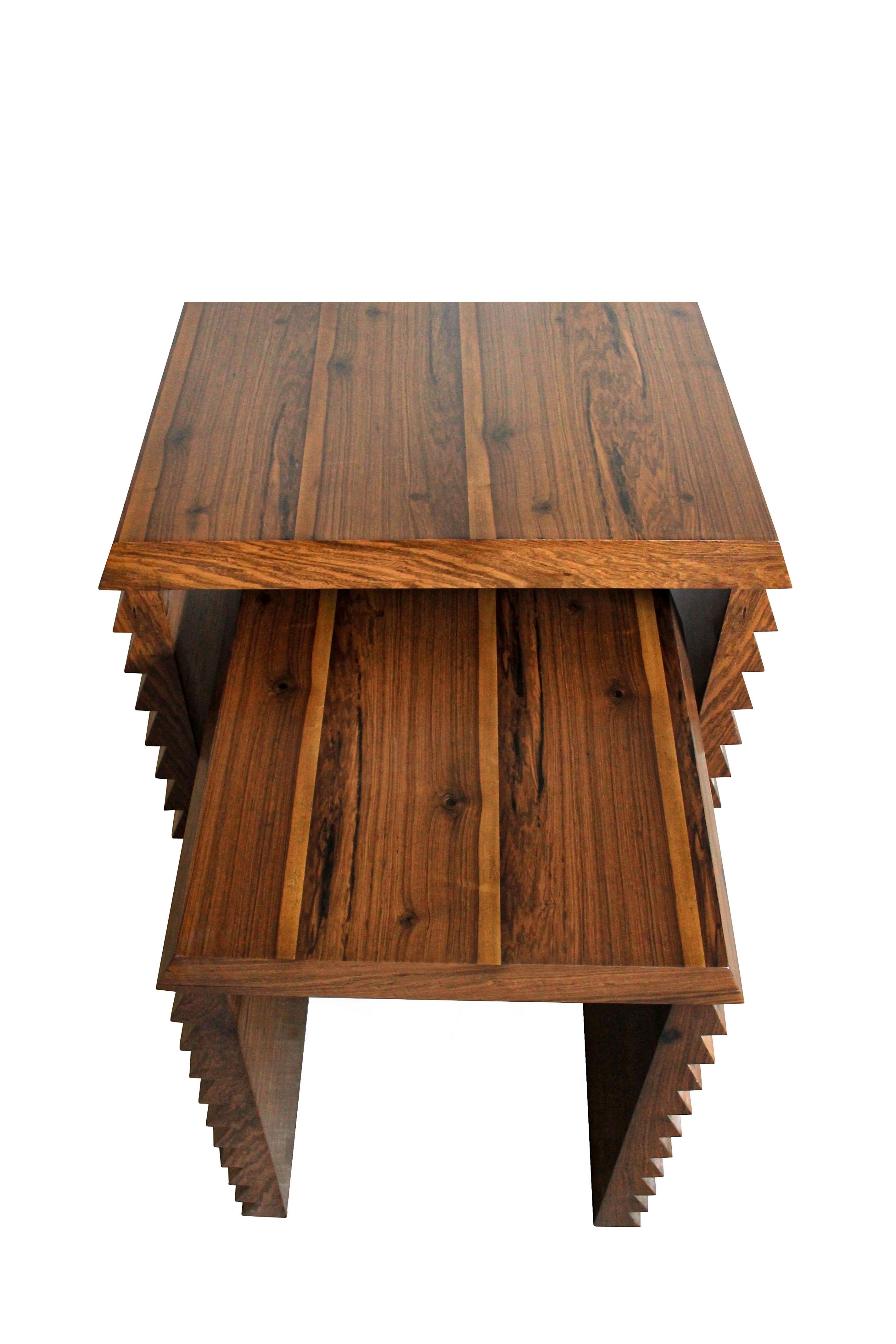 Pareja de mesas nido de madera maciza exótica argentina de Costantini Design, Dorena, en stock y disponibles para entrega inmediata. 

Las medidas de la mesa más grande son 24,5
