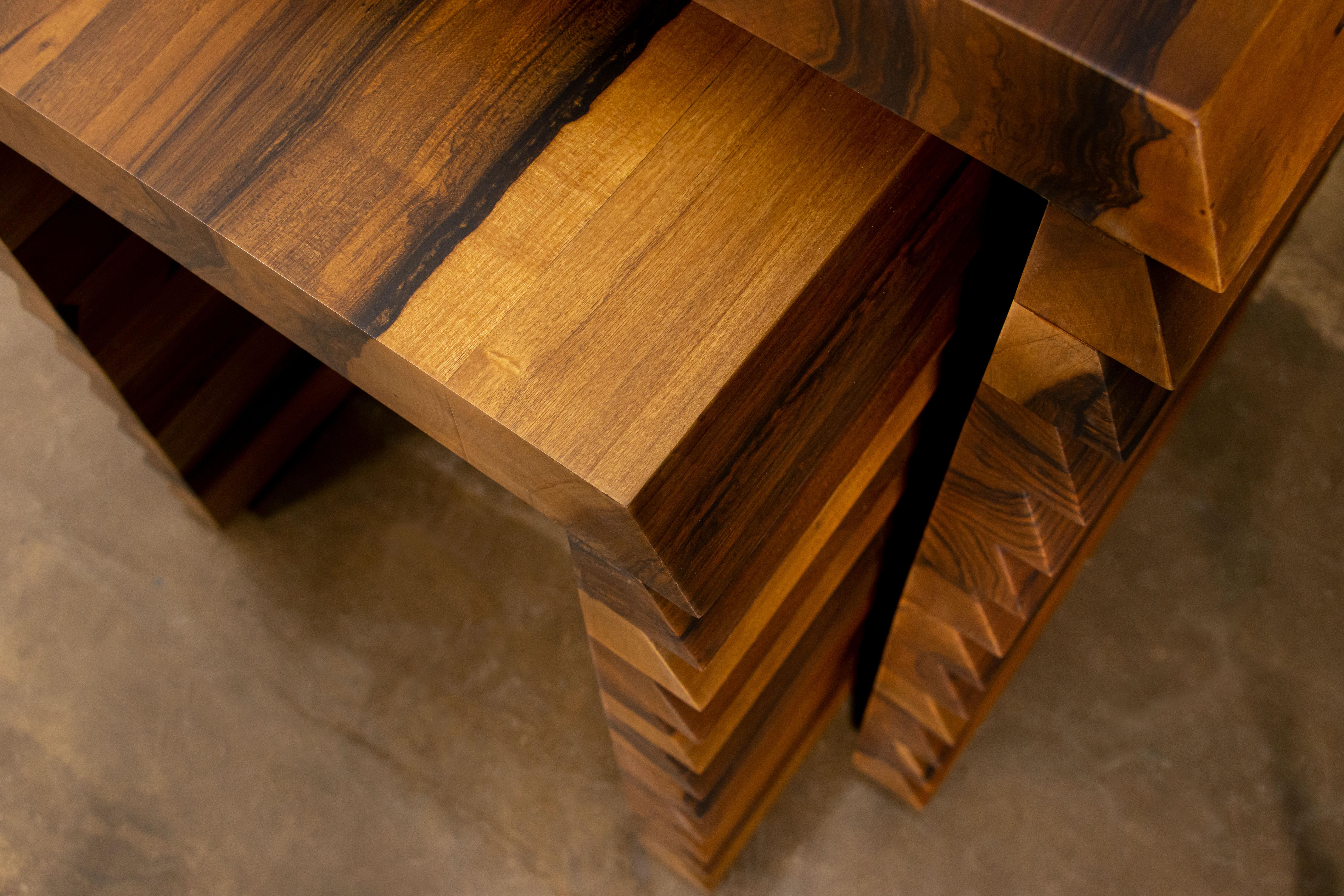 Bois Paire de tables gigognes en bois exotique massif de Costantini, Dorena, en stock en vente