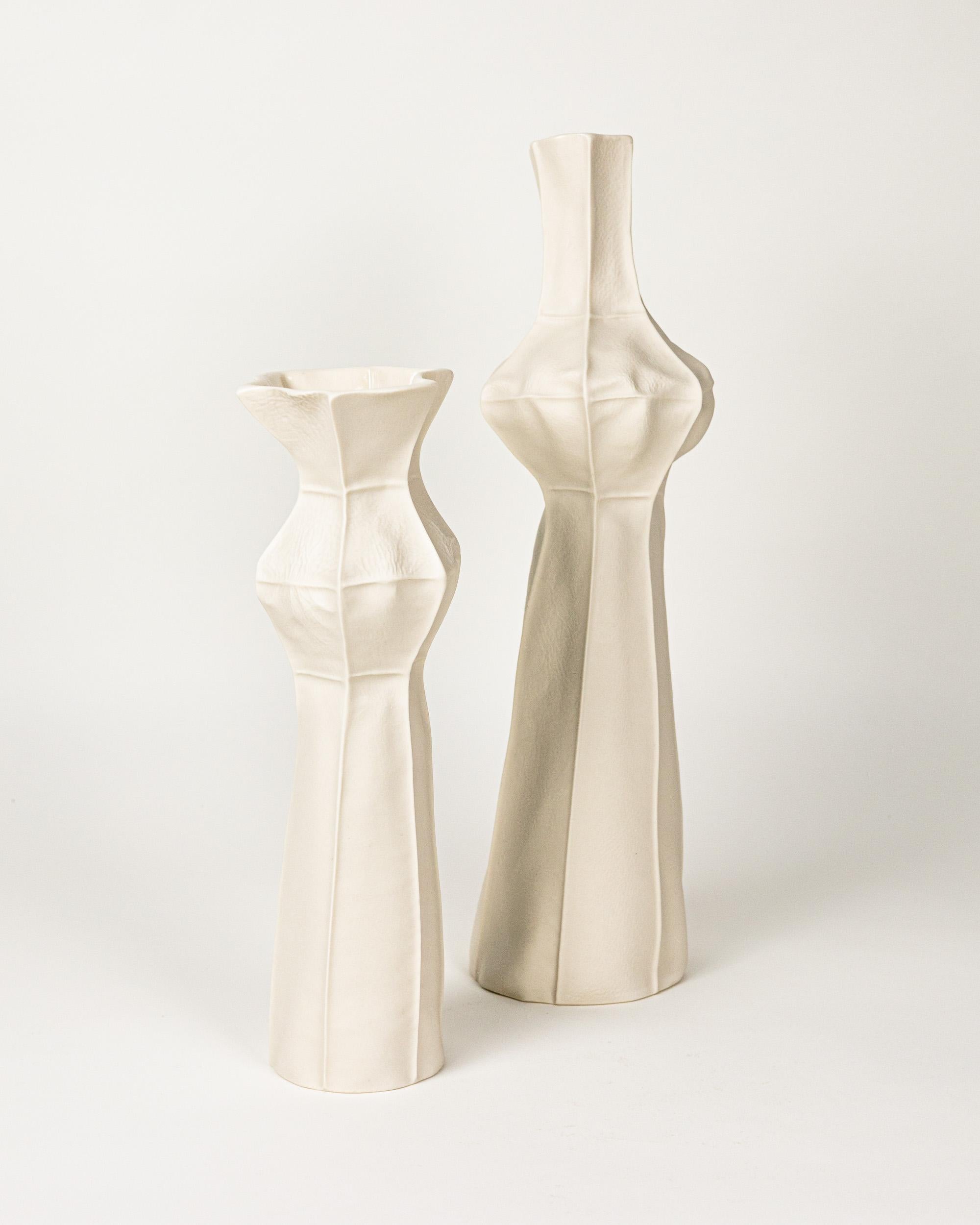 Fait main Paire de grands vases Kawa en céramique blanche, porcelaine moulée en cuir, biologique en vente