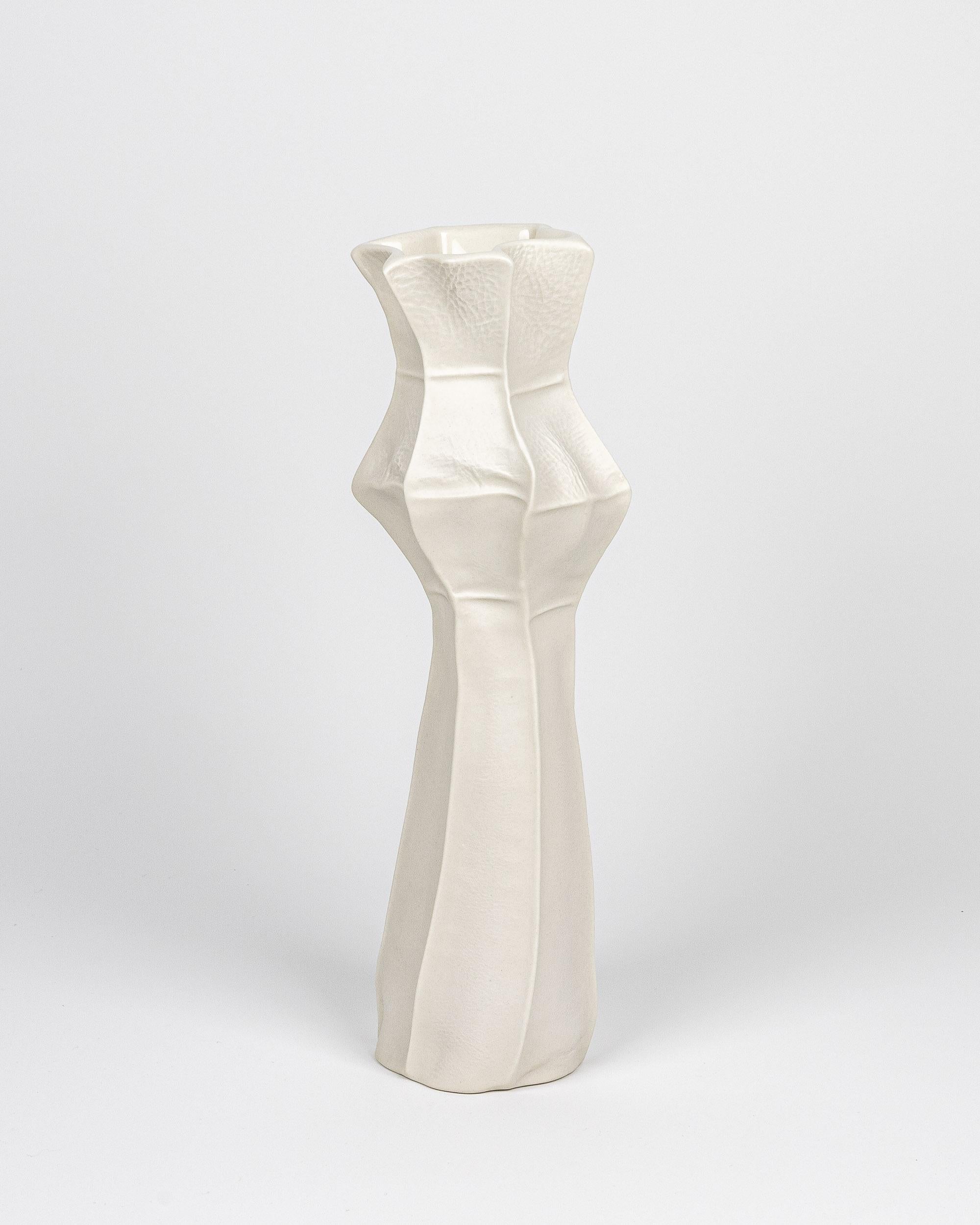 Paar hohe Vasen aus weißer Keramik Kawa, gegossenes Lederporzellan, organisch gegossen, Paar im Zustand „Neu“ im Angebot in Brooklyn, NY