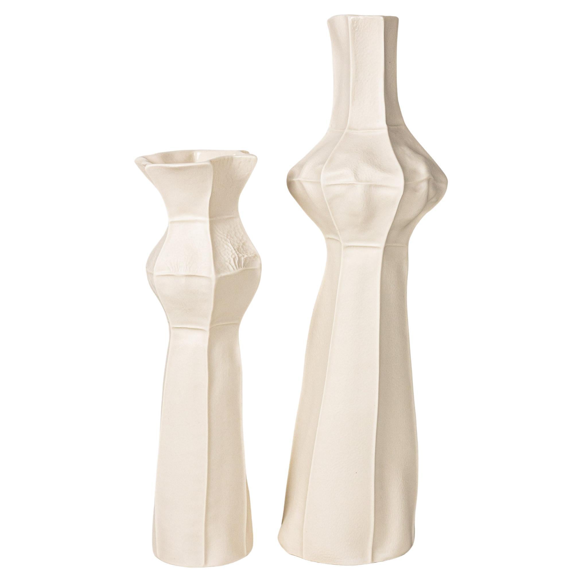 Paar hohe Vasen aus weißer Keramik Kawa, gegossenes Lederporzellan, organisch gegossen, Paar im Angebot