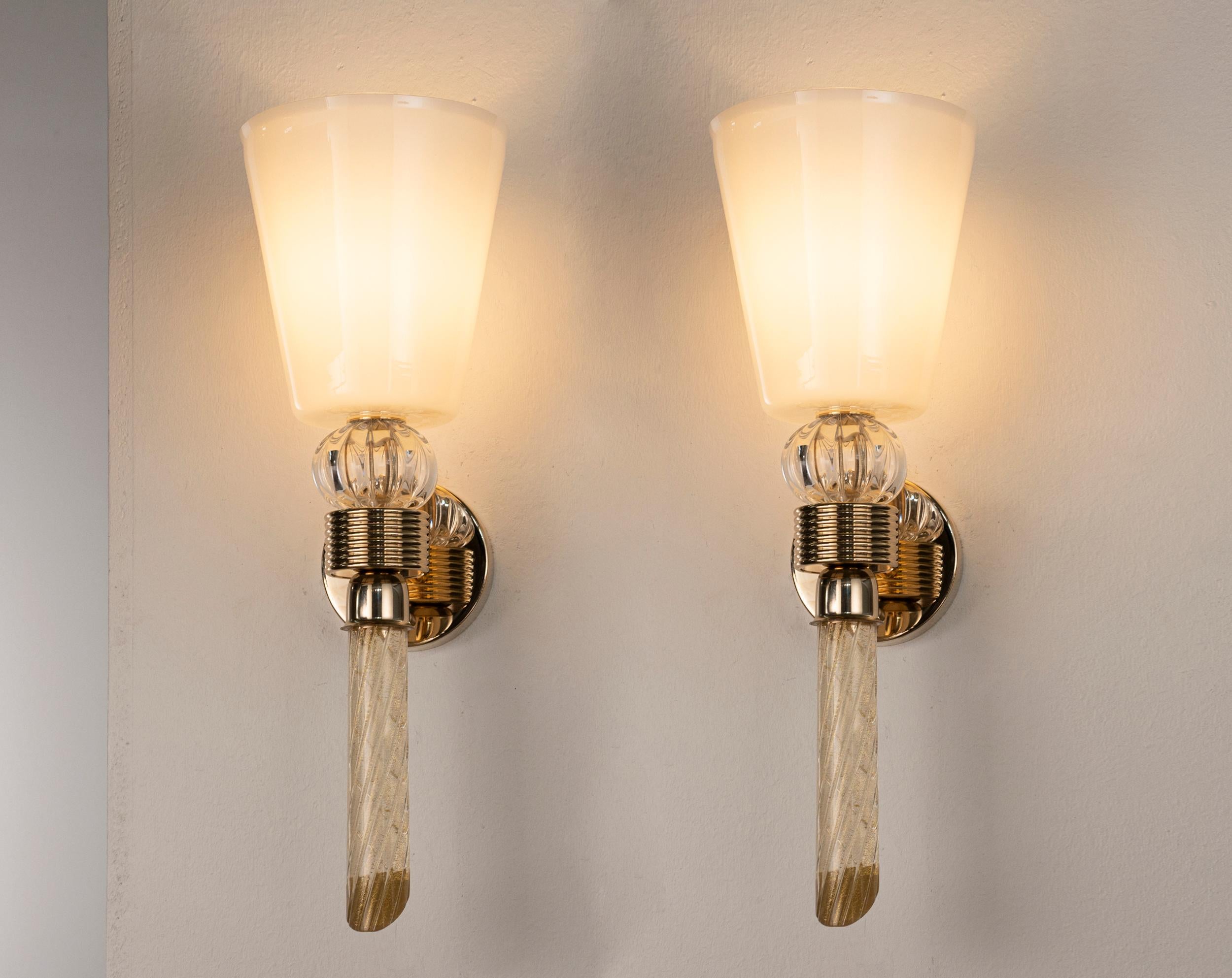 Set di 2 lampade da parete in vetro bianco e oro con cornice placcata oro lucido, Italia, in stock

Condizioni: condizioni praticamente perfette e mai usate: nessun graffio pesante, nessun difetto, nessuna crepa, nessuna parte mancante.
 
Tipo: