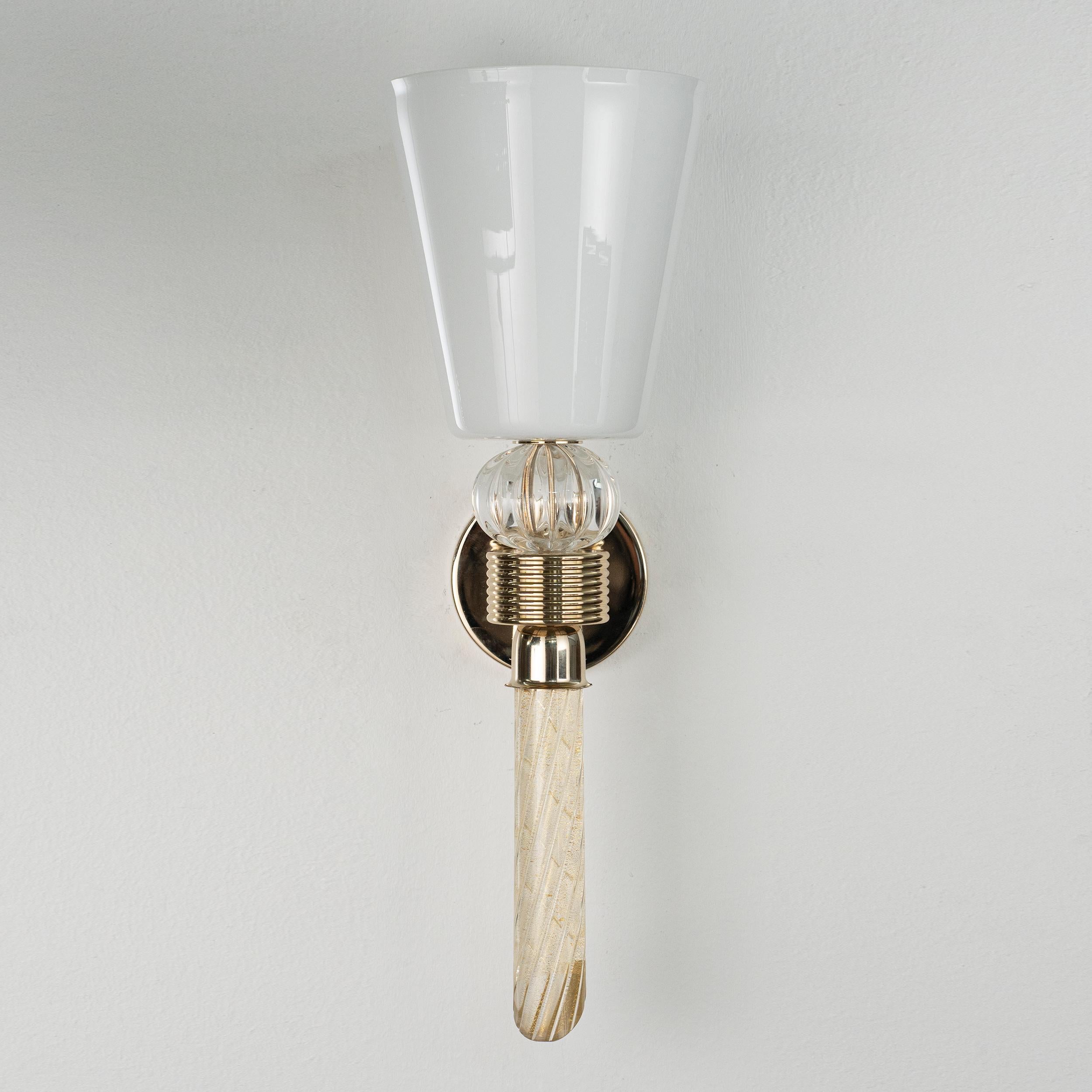 Art Déco Coppia in stock di lampade in vetro di Murano in oro bianco con cornice placcata in oro in vendita