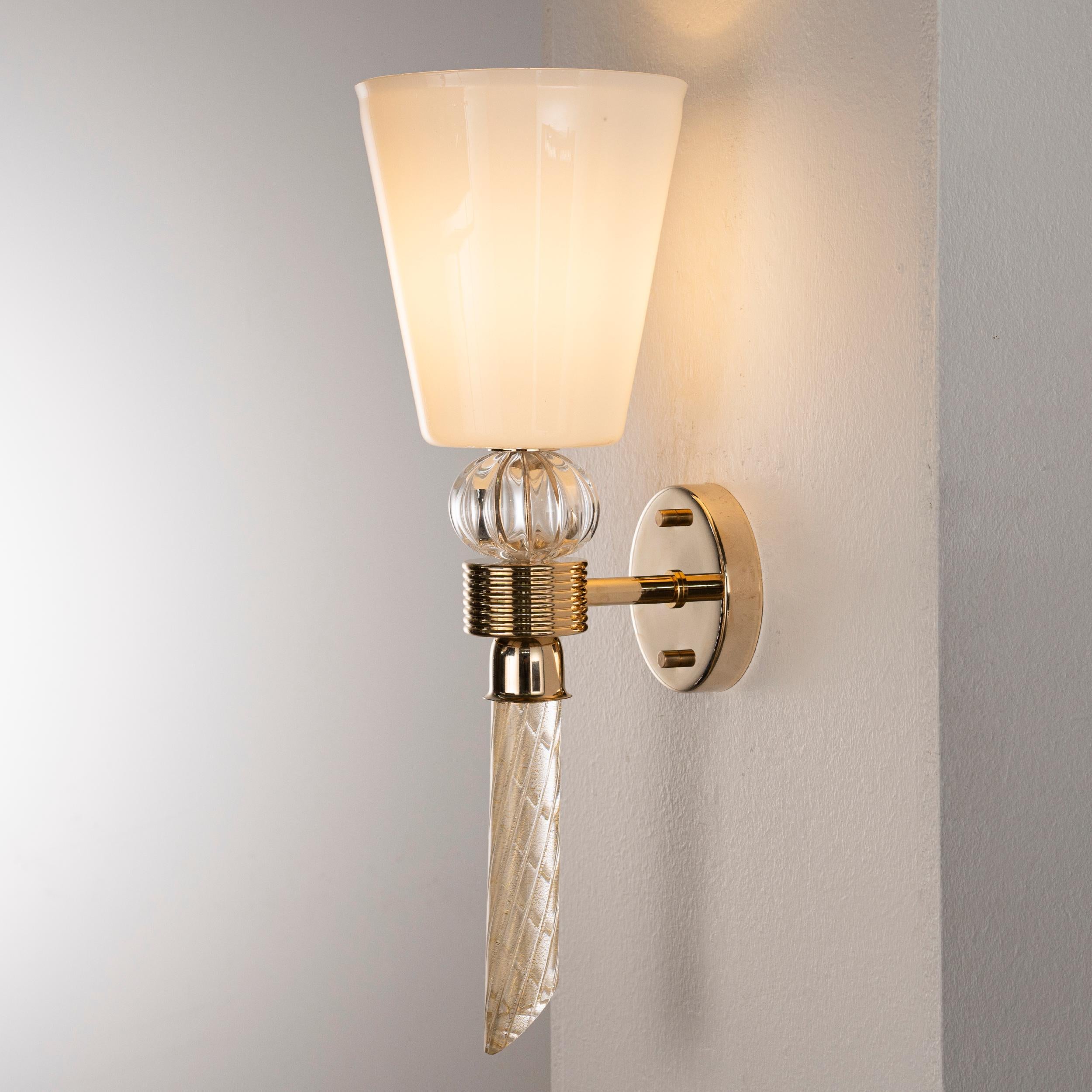 Italiano Coppia in stock di lampade in vetro di Murano in oro bianco con cornice placcata in oro in vendita
