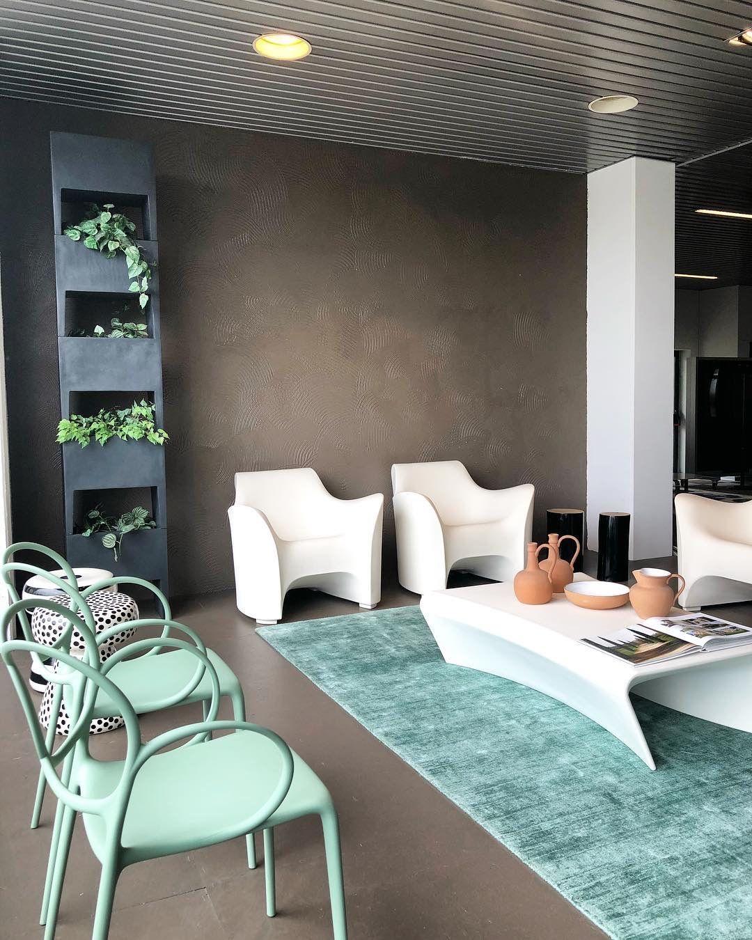 Table basse d'extérieur PIAFFE en polyéthylène gris clair par Driade Neuf - En vente à Beverly Hills, CA