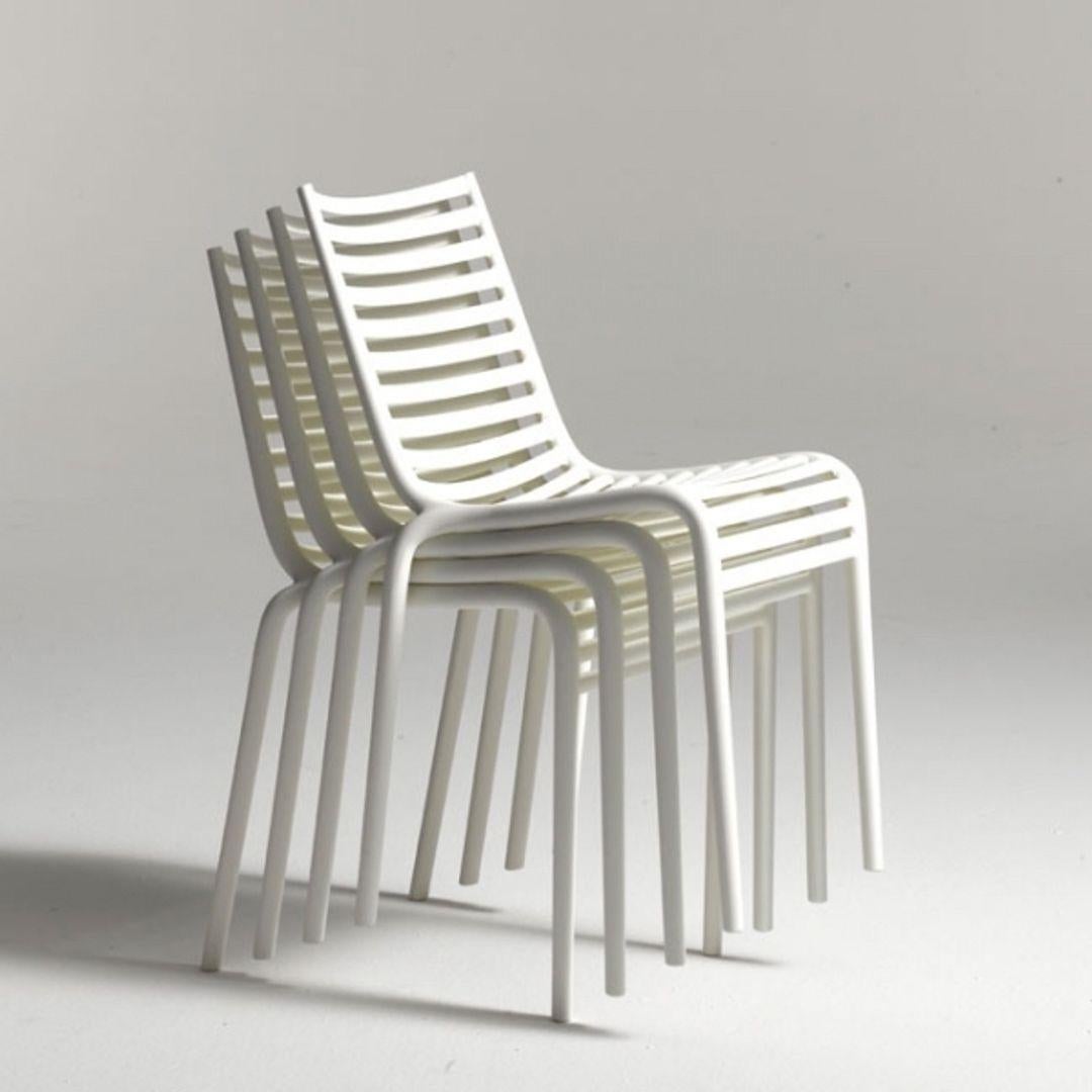 Même une image classique, comme une chaise à barreaux, dans les mains de Philippe Starck, acquiert une connotation particulière. La séquence d'éléments horizontaux qui crée l'assise et le dossier prend définitivement un fort clair-obscur et
