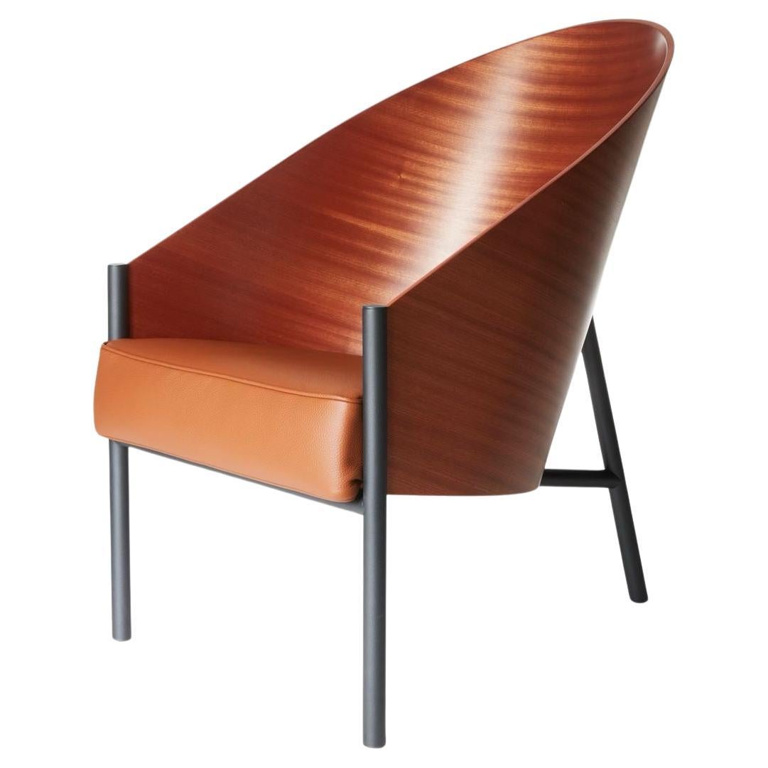 Driade reedita la tumbona diseñada por Philipe Starck en 1984 como parte de la famosa e icónica serie Costes, de la que toma sus inconfundibles características: una envolvente carcasa de madera y tres patas fuertemente inclinadas. Un pequeño sillón