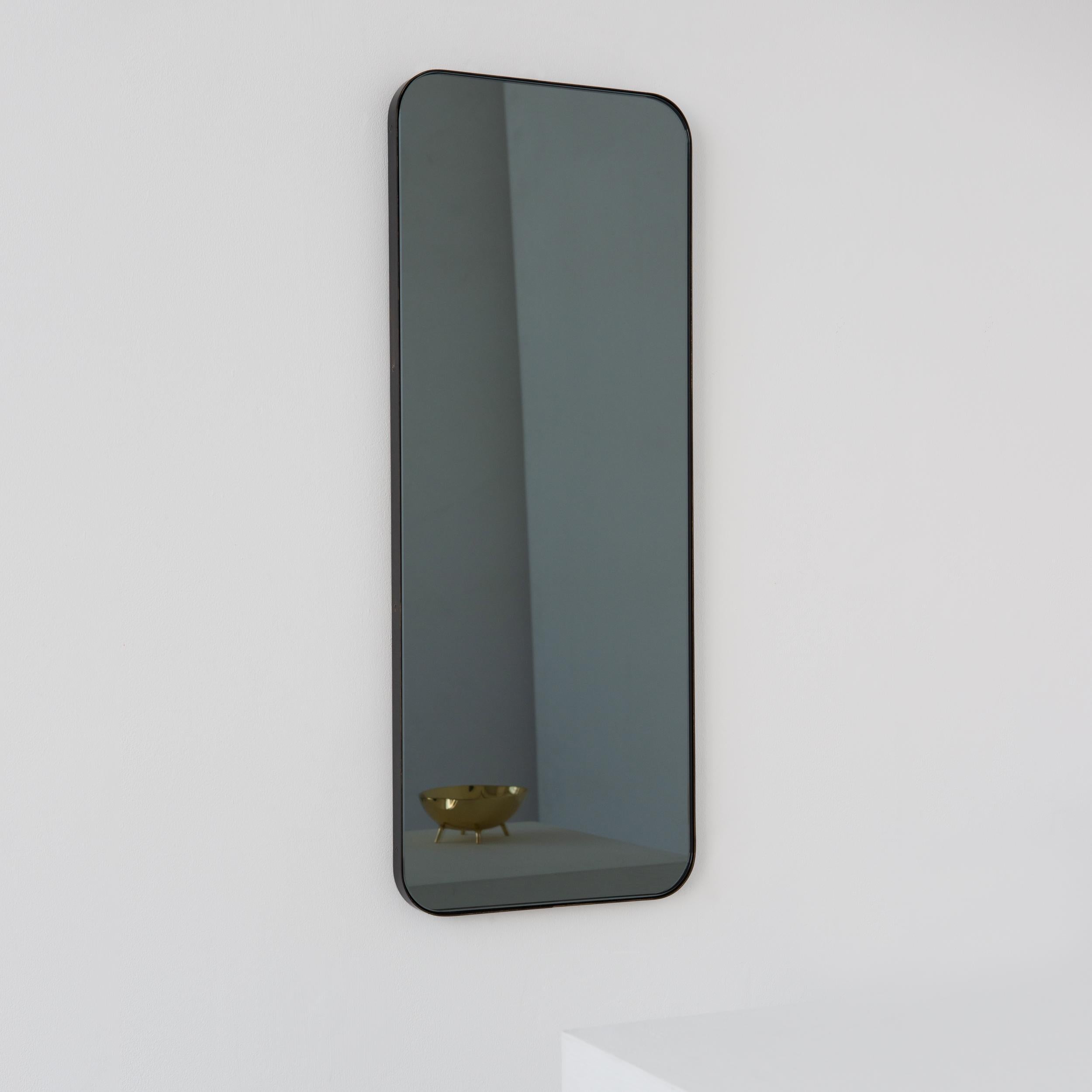 Vorrätig Quadris Schwarzer getönter rechteckiger Spiegel mit schwarzem Rahmen, klein (Aluminium) im Angebot