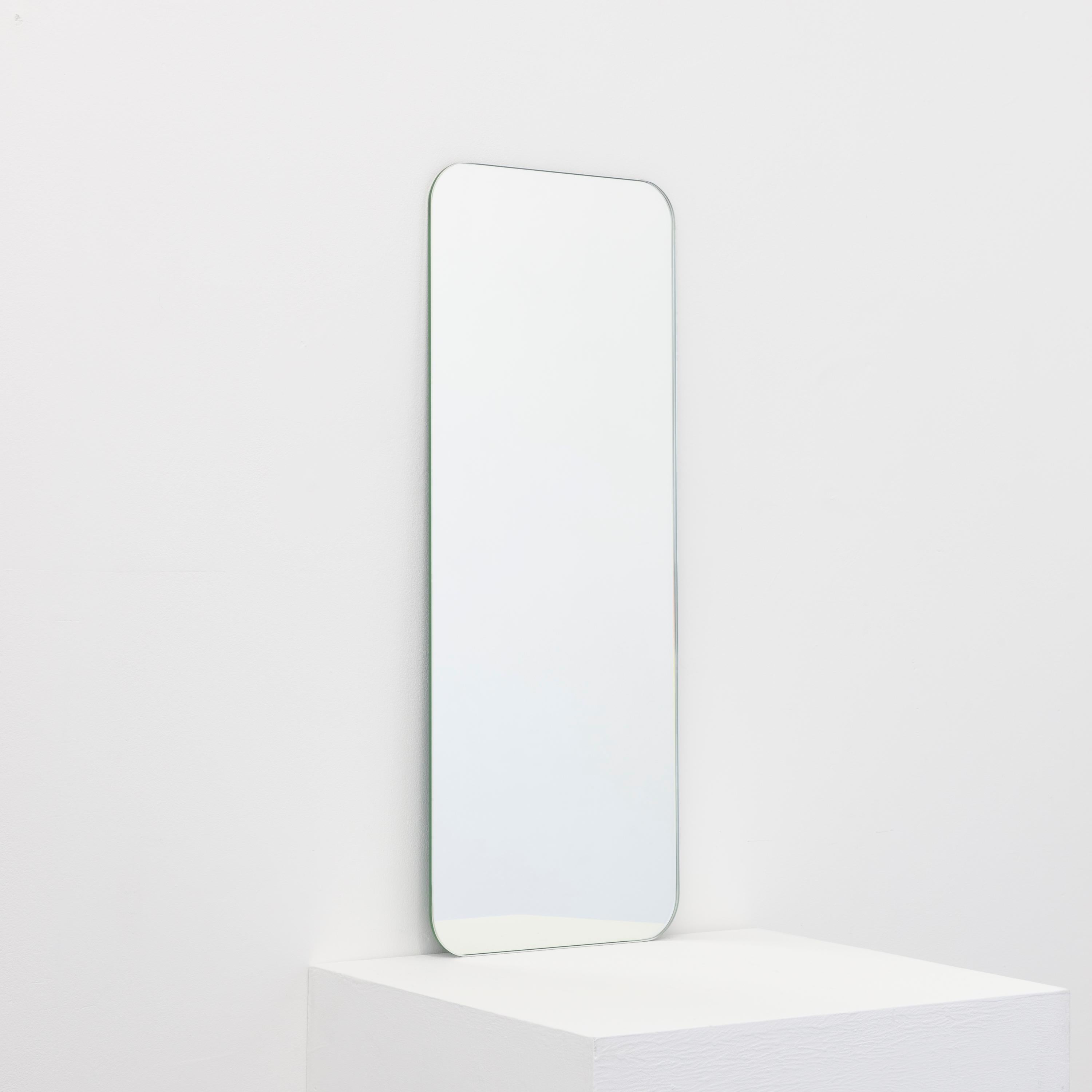 Miroir rectangulaire minimaliste sans cadre Quadris™ avec un effet flottant. Un design de qualité qui garantit que le miroir est parfaitement parallèle au mur. Conçu et fabriqué à Londres, au Royaume-Uni.

Equipé de plaques professionnelles non