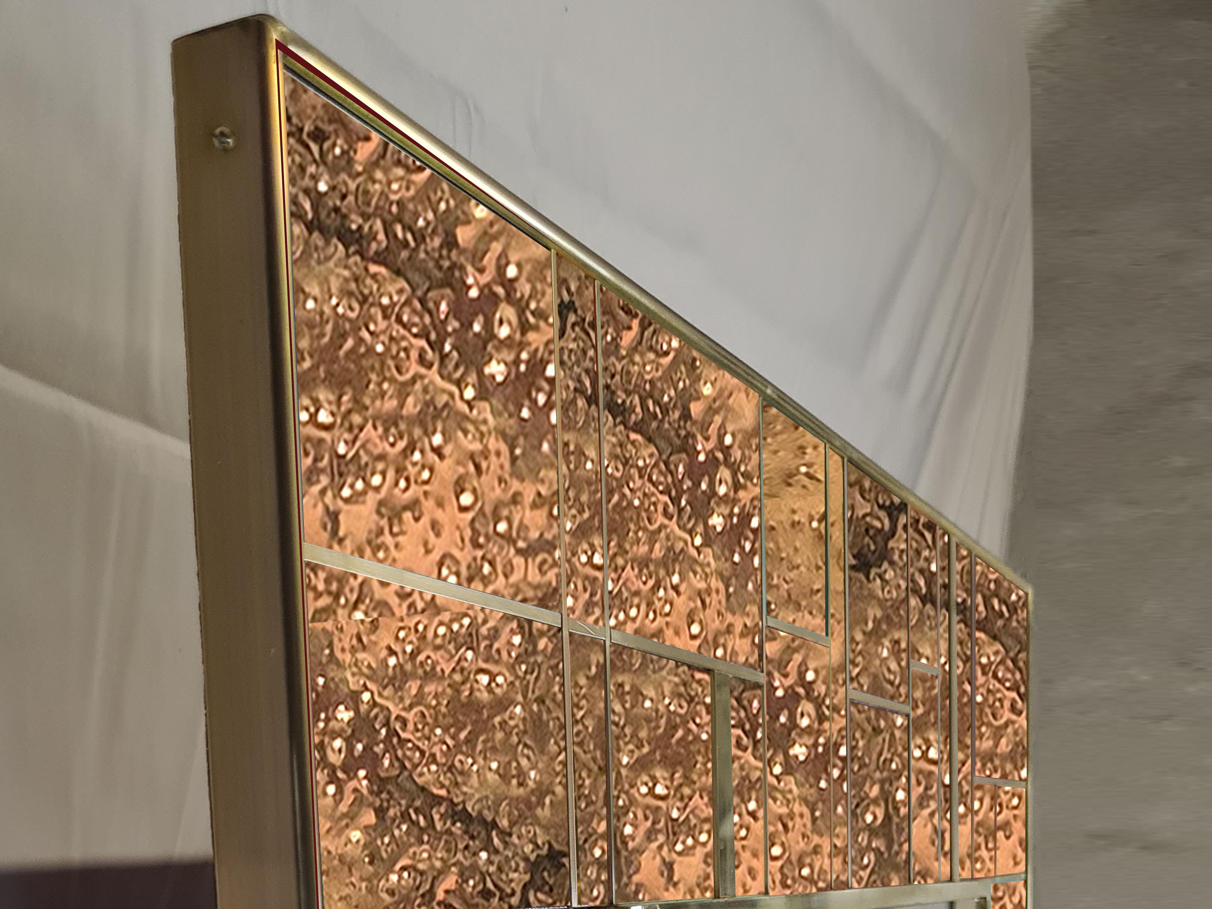 Cet exquis miroir mural rectangulaire en laiton pointillé, fabriqué en Italie, est un ajout étonnant à tout intérieur moderne. 

Avec une base en bois de bouleau massif, ce miroir est un mélange parfait de matériaux naturels et de design élégant.