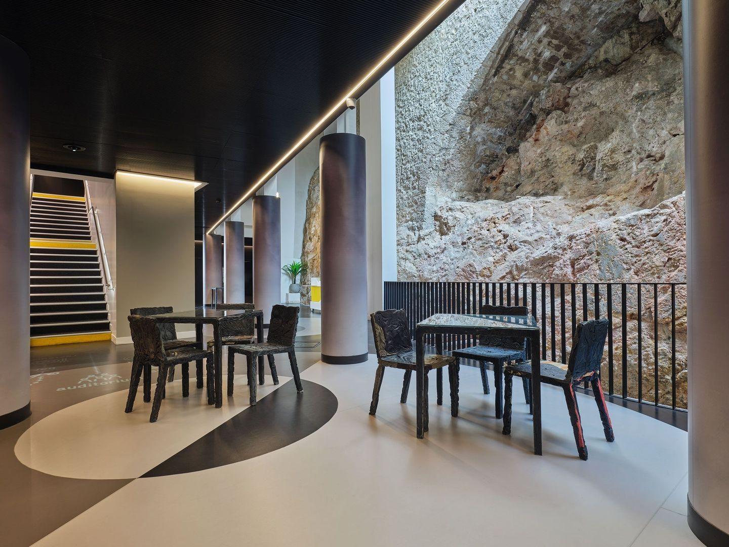 Il tavolo Remember Me di Casamania è un'aggiunta innovativa e giocosa a qualsiasi spazio moderno, che unisce la funzionalità a un design unico ispirato all'abbigliamento casual. Questo tavolo è una celebrazione della creatività e della